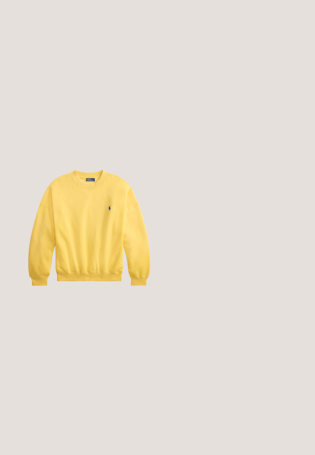 Sudadera amarilla de cuello redondo hecha de algodón suave. Cuenta con puños y dobladillo acanalados, con un pequeño logo azul marino en el lado izquierdo del pecho.; Camisa rosa claro de botones con rayas blancas, mangas largas y cuello clásico. Presenta un logotipo bordado en el pecho. Tela de algodón suave.; Pantalones de mezclilla anchos en color beige, con una cintura alta, bolsillos frontales y costuras en contraste. El diseño incluye un cierre con botón.; Bota de cuero marrón claro hasta la rodilla con punta cuadrada, dos correas decorativas con hebillas y un taco grueso para mayor estabilidad. Textura suave.; Bolso de hombro de cuero amarillo con cremallera curva en la parte superior y correa delgada ajustable, diseño minimalista sobre fondo liso.; Cinturón de cuero marrón oscuro con hebilla metálica dorada y emblema del logo "RL" dorado en la presilla, colocado plano sobre un fondo claro.