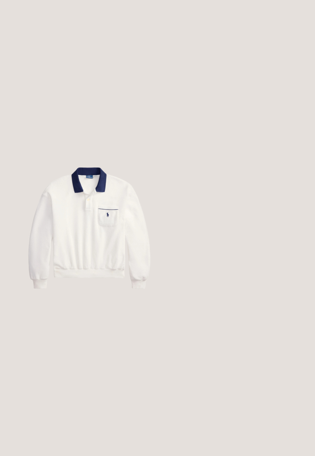 Weißes langärmeliges Poloshirt mit marineblauem Kragen und Taschenakzent, mit kleinem gesticktem Logo auf der Tasche.; Hellrosa langärmliges Hemd aus Baumwolle mit Knopfleiste. Es verfügt über einen klassischen Kragen, eine Frontblende und eine kleine Logo-Stickerei auf der Brust.; Braune, hochtaillierte und weit geschnittene Hose mit Gürtelschlaufen, vorderer Knopfleiste und Reißverschluss vor hellem Hintergrund.; Lauren Ralph Lauren JANSON II CANVAS SNEAKER - Sneaker low - optic white; Braune Lederschultertasche mit strukturierter Form, Klappverschluss, verstellbarem Riemen und kleinem goldfarbenem "RL"-Logo vorne.; Goldene Creolen mit rechteckigen grünen Edelsteinen, die an jedem Creolen hängen, vor einem schlichten hellen Hintergrund.