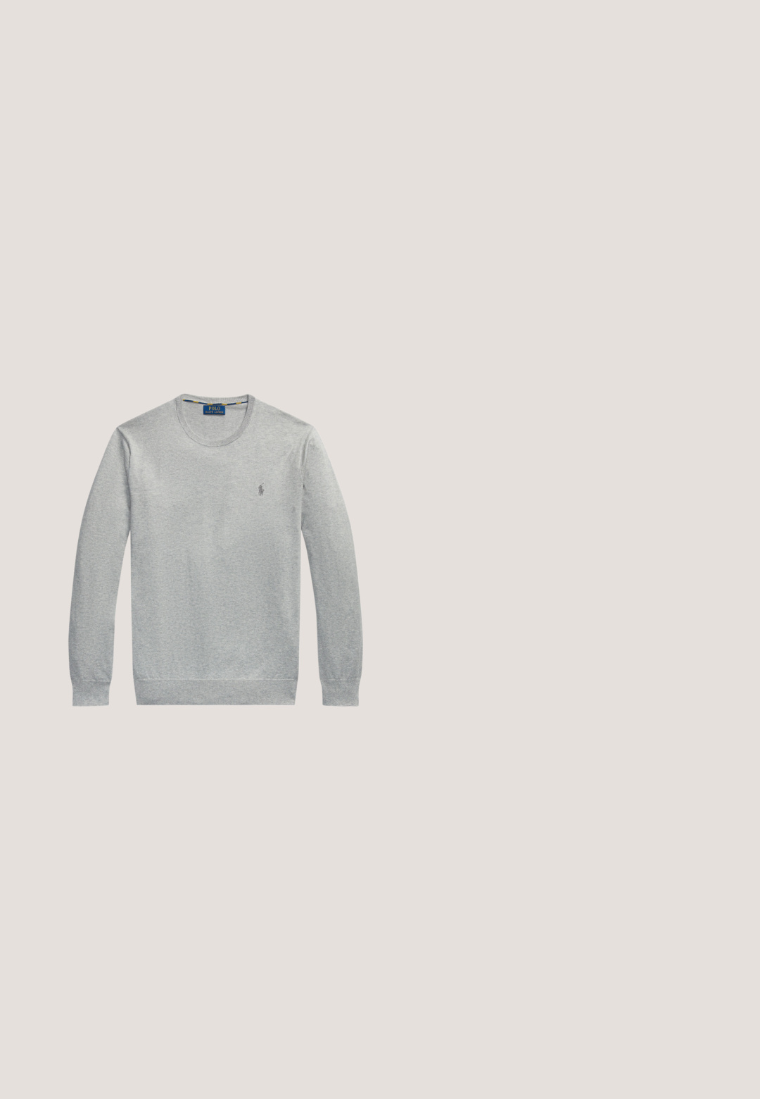 Lysegrå langærmet rundhalset sweater med lille broderet logo på venstre bryst og ribkant ved ærmer og kant.; Grøn- og sortternet skjorte lavet af stof med knaplukning foran, to brystlommer og lange ærmer med knapmanchetter.; Mørkeblå denimjeans med let falmning på lår og lommer, knap- og lynlåslukning samt design med fem lommer, lagt fladt på hvid baggrund.; Sort læderloafer med lav hæl og pennyremdetalje, vist fra siden på en lysegrå baggrund.; Sort tote-taske med korte håndtag, lomme med lynlås foran og præget Polo Ralph Lauren-logo.; Sort læder flettet bælte med en sølvmetal spænde, der har en glat overflade og en løkke til justeringer, der viser et afslappet design.
