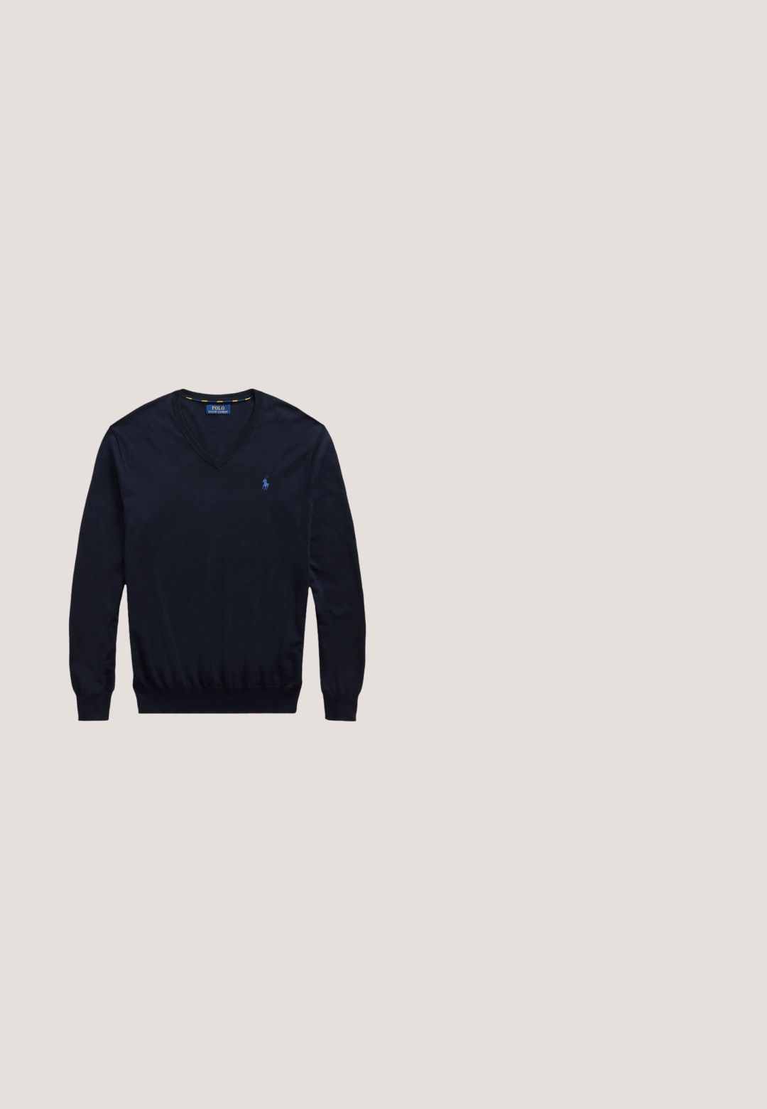 Dunkel nachtblauer Langarm-V-Pullover mit kleinem hellblau besticktem Polo Ralph Lauren Logo auf der linken Brust.; Seegrüne ärmellose Poloshirt aus Frottee-Material; verfügt über einen V-Ausschnitt, gerippten Kragen und ein weißes Logo mit Tennisschlägern.; Hellgraue Chinos aus glattem Baumwollstoff, mit klassischem Design, geraden Beinen, Seitentaschen und sauberem Abschluss an den Säumen.; Marineblauer Leder-Bootsschuh mit brauner Gummisohle, weißen Nähten, Schnürsenkeln und einem kleinen grünen Polo-Label an der Seite.; Schwarze rechteckige Sonnenbrille mit dunkelgrünen Gläsern und einem kleinen Polo-Logo am Bügel, auf weißem Hintergrund platziert.; Schwarzer gewebter Stoffgürtel mit silberner rechteckiger Schnalle und schwarzer Lederendspitze, auf weißem Hintergrund aufgerollt.