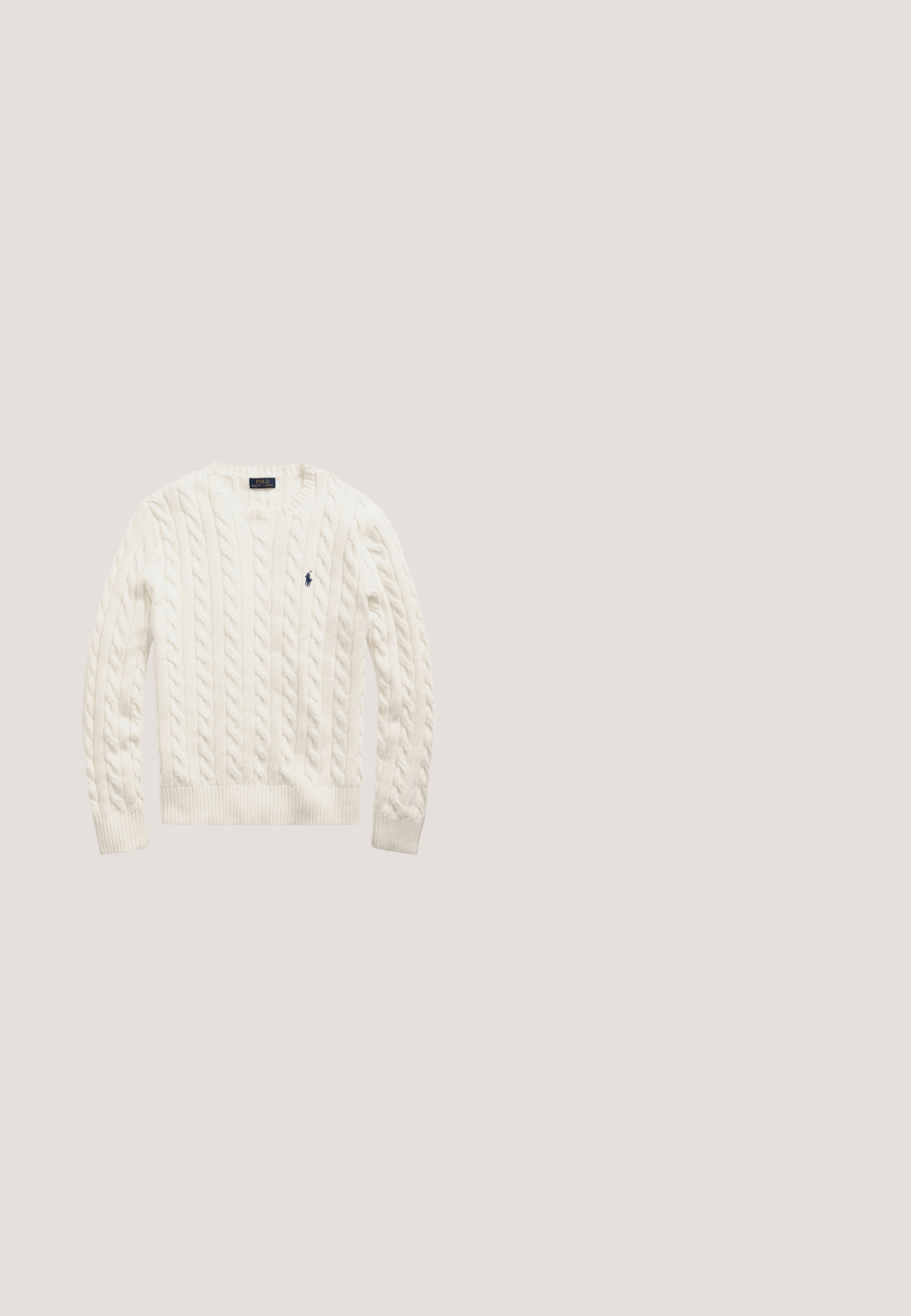 Suéter blanco de manga larga con punto de cable, cuello redondo y pequeño logo de Polo Ralph Lauren en azul oscuro en el pecho izquierdo.; Camisa de manga larga a rayas en crema y marrón claro, con cuello abotonado y un pequeño logotipo en navy en el pecho.; Pantalones beige ajustados con bolsillos delanteros, trabillas para cinturón y cierre de botón, colocados planos sobre fondo blanco.; Zapato casual negro de cuero con cordones, suela gruesa con relieve y pequeña etiqueta verde "Polo" en el lado cerca del talón.; Bolso de mensajero de lona marrón claro con dos bolsillos frontales con cremallera, asas de cuero negro y una correa de hombro ajustable.; Cinturón de cuero negro con una hebilla rectangular negra que presenta un logotipo de jugador de polo en relieve.
