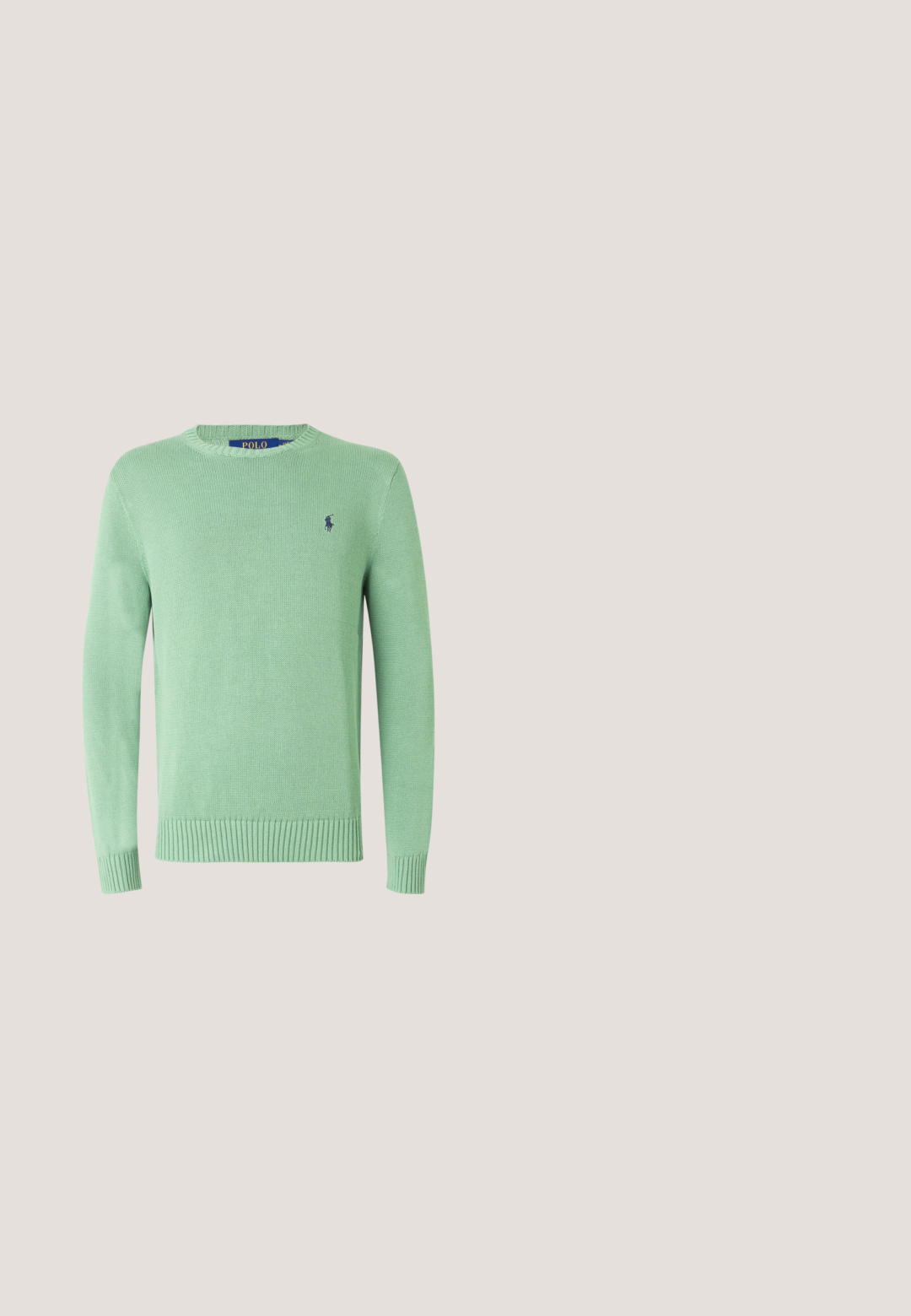Hellgrüner Strickpullover mit Rundhalsausschnitt, gerippten Bündchen und Saum, mit kleinem marineblauem Logo auf der Brust. Strukturierter Stoff und schlichtes Design.; Grünes langärmeliges Hemd mit kleinem kariertem Muster und Kragen, mit kleinem dunklem Logo auf der linken Brust.; Helle graue, gerade geschnittene Hose aus strukturiertem Stoff. Verfügt über einen Frontknopfverschluss und Gürtelschlaufen. Keine sichtbaren Muster oder Akzente.; Schwarzer Lederloafer mit dicker Sohle, abgerundeter Spitze und grünem Polo-Logo-Label an der Seite.; Schwarze rechteckige Tote-Tasche mit kurzen Griffen, einem langen Schulterriemen an der Seite und einem kleinen bestickten Polo-Spieler-Logo in der vorderen Mitte.; Schwarzer Ledergürtel mit schwarzer rechteckiger Schnalle und eingeprägtem Logo an der Gürtelschlaufe, zusammengerollt auf einem schlichten hellen Hintergrund.