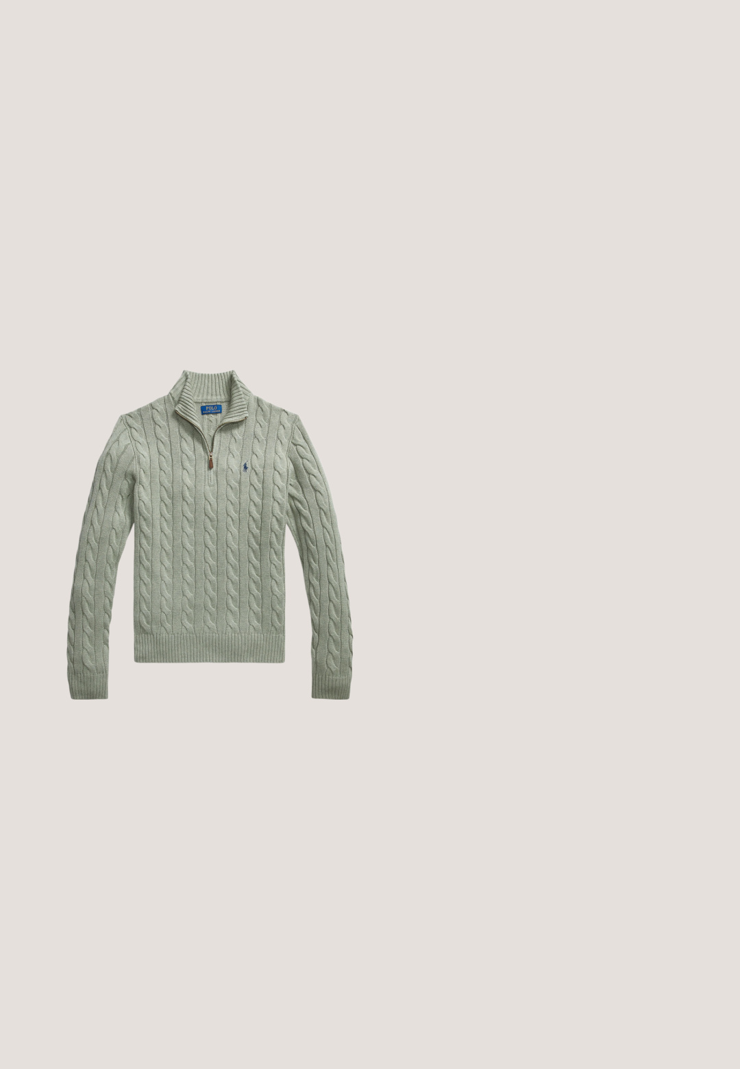Lichtgroene kabelgebreide trui met een ritssluiting bij de kraag, geribde manchetten en zoom. Heeft een klein logo in marineblauw op de borst.; Lichtblauw denim overhemd met lange mouwen, knoopsluiting aan de voorkant, twee borstzakken met kleppen en een puntige kraag.; Lichtblauwe denim jeans met een vervaagde afwerking, vijfzakkenontwerp en contrasterende stiksels. Heeft een ritssluiting en riemlussen. Rechte snit.; Zwarte suède mocassin-stijl pantoffel met rubberen zool en een klein Polo merklabel aan de zijkant.; Zwarte rechthoekige tote tas met korte handvatten, een lange schouderband aan de zijkant en een klein geborduurd polo speler logo middenvoor.; Leren riem in rijk bruin met een gladde textuur. Voorzien van een gouden metalen gesp en een geperst logo detail. Meerdere maatgaten aanwezig.
