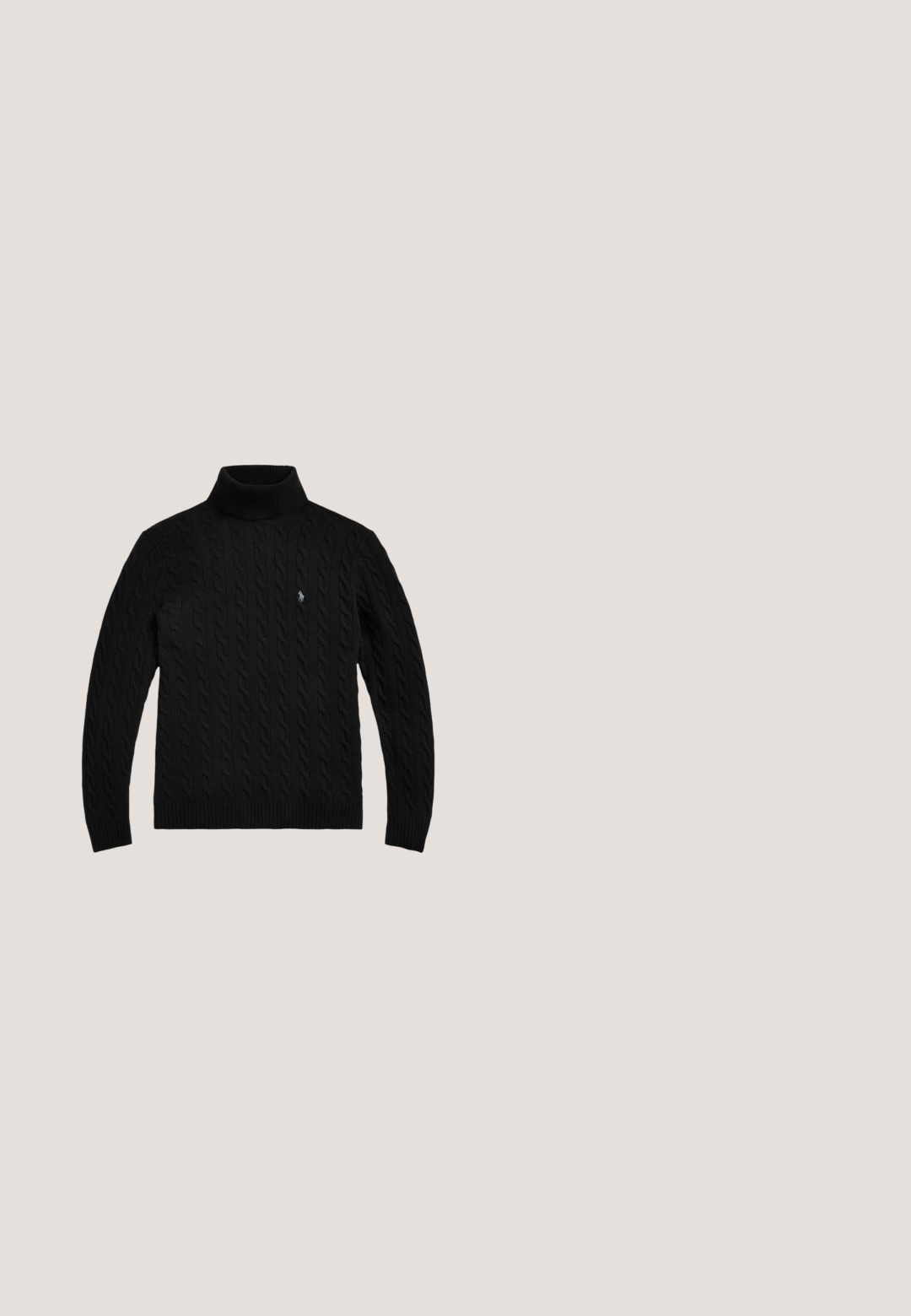 Polo Ralph Lauren LONG SLEEVE - Trui - black; Witte lange mouwen knoopshirt van katoen. Heeft een klassieke kraag, normale pasvorm en een klein marineblauw logo op de borst.; Zwarte sweatpants met rechte pijpen, trekkoord in de taille en klein wit logo op de linkerdij, plat weergegeven op een lichte achtergrond.; Zwarte leren casual veterschoen met dikke profielzool en een klein groen "Polo" label aan de zijkant nabij de hiel.; Zwarte rechthoekige tote tas met korte handvatten, een lange schouderband aan de zijkant en een klein geborduurd polo speler logo middenvoor.; Zwarte leren riem met zwarte rechthoekige gesp en reliëflogo op de riemlus, opgerold op een effen lichte achtergrond.