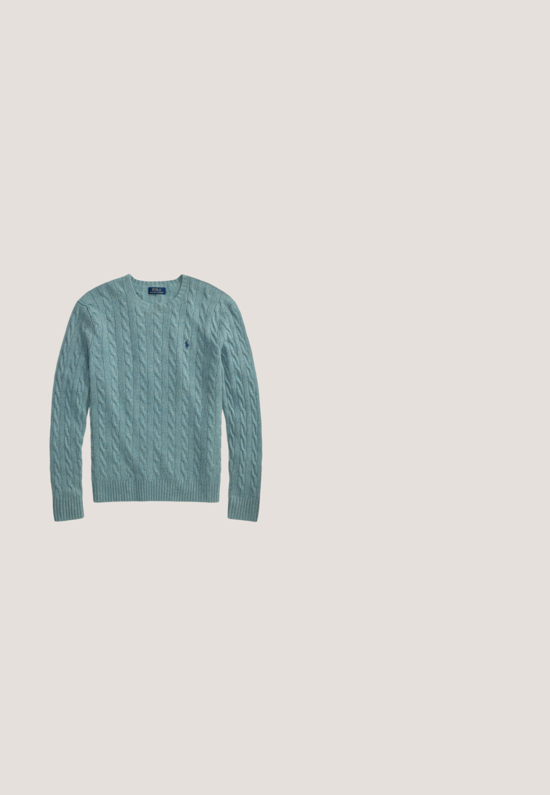Svetlomodrý sveter s vrkočovým vzorom, dlhými rukávmi a okrúhlym výstrihom, s malým vyšívaným logom Polo Ralph Lauren na hrudi.; Košeľa so zapínaním na gombíky v tmavomodrej látke s textúrovaným vzorom. Má rozšírený golier, dlhé rukávy a malé vyšívané logo na hrudi.; Biele bavlnené chino nohavice s úzkym strihom, so zlatým jedným gombíkom na zapínanie a svetlomodrým vnútorným pásom. Hladká textúra bez vzorov.; Čierny kožený loafer s hrubou podrážkou, zaoblenou špičkou a zelenou štítkom s logom Polo na boku.; Čierna obdĺžniková taška typu tote s krátkymi rukoväťami, dlhým popruhom na boku a malým vyšívaným logom hráča póla v strede prednej časti.; Čierny kožený opasok so striebornou kovovou prackou, hladkou textúrou a elegantným dizajnom s ostrým koncom a prešívanými detailmi.