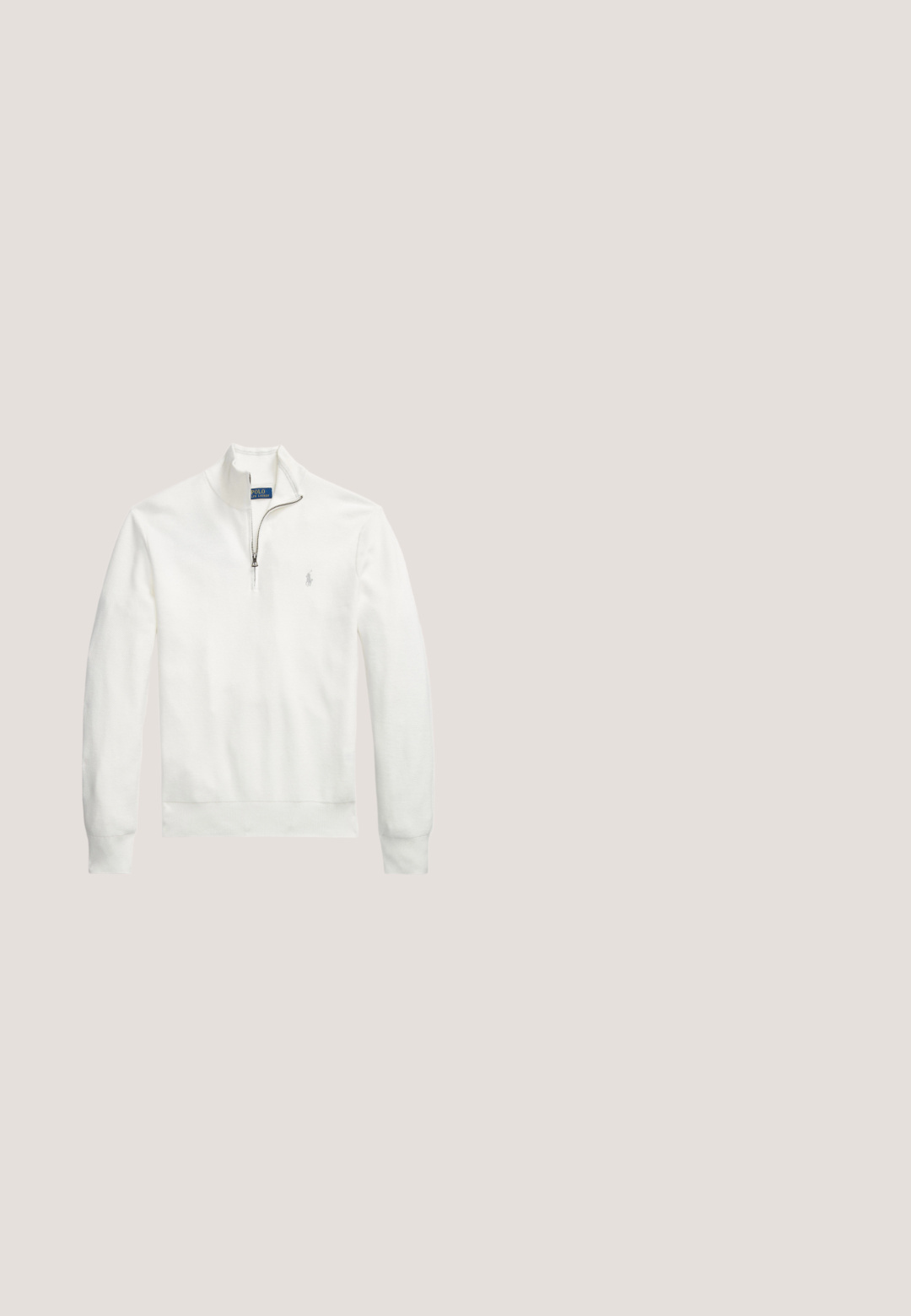 Hvid, langærmet pullover-sweatshirt med en lynlåsskrave, vævet tekstur og et lille, gråt broderet logo på venstre bryst.; Kortærmet navyblå ribstrikket poloshirt med åben krave, lagt fladt på en hvid baggrund.; Hvide sweatpants med snøre i taljen, med marineblå og grønne sidelommer og et lille marineblåt polo-spiller-logo på højre lår.; Hvid lav sneakers med sort hælflap, grå ruskindsdetaljer, tyk sål og sort Polo-logo på ydersiden.; Rektangulære solbriller med gennemsigtig frontbøjle og mørkeblå stænger, med mørketonede glas og Polo-logo på glasset.; Sort læderbælte med sort rektangulær spænde med præget polo-spiller logo.