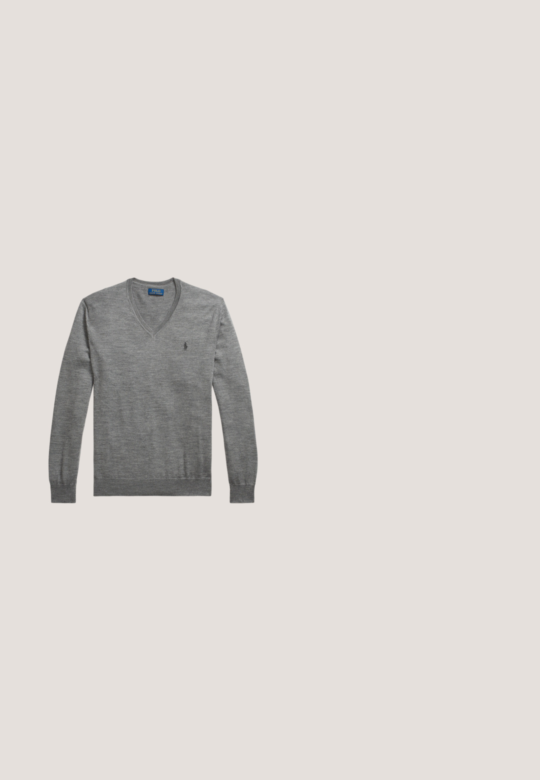 Grå v-hals sweater lavet af strikket stof. Har lange ærmer, ribbede manchetter og kant, samt et lille logo på venstre bryst.; Lysegrå skjorte med knaplukket krave, lange ærmer og logo broderi på venstre bryst. Har knappede manchetter og blød tekstur.; Grønne bomuldsjeans med slim fit. Har to frontlommer, lynlåsåbning og kontrasterende syninger. Glat tekstur, ensartet farve.; Sort læderloafer med tyk, mønstret sål og lille grøn "Polo"-mærke på ydersiden nær hælen.; Sort rektangulær tote taske med korte håndtag, en lang rem på siden og et lille broderet polospillerlogo på midten foran.; Sort læderbælte med sort rektangulær spænde og præget logo på bæltesløjfen, rullet sammen på en ensartet lys baggrund.