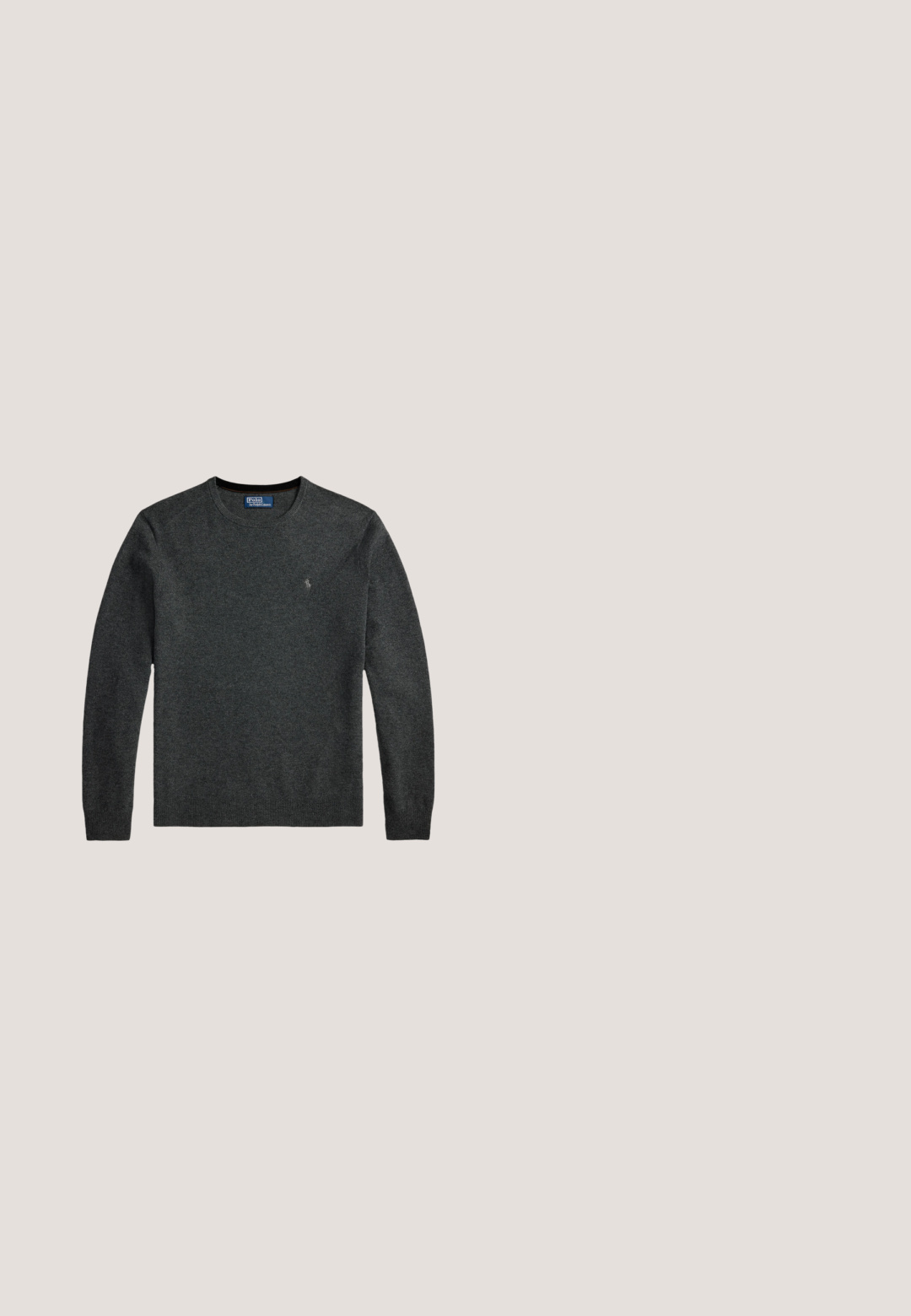Donkergrijze trui met lange mouwen en een ronde hals, met een klein geborduurd logo op de borst en geribbelde boorden en zoom.; Lichtblauw en wit gestreept overhemd met knopen, een kraag, lange mouwen en een klein geborduurd logo op de borst. Katoenen materiaal.; Donkerblauwe herenkleedbroek met ceintuurlussen, ritssluiting en zijzakken, plat gelegd op een witte achtergrond.; Zwarte leren loafer met dikke zool, afgeronde neus en een groene Polo logolabel aan de zijkant.; Zwarte rechthoekige tote tas met korte handvatten, een lange schouderband aan de zijkant en een klein geborduurd polo speler logo middenvoor.; Zwarte leren gevlochten riem met een zilveren metalen gesp, met een gladde textuur en een lus voor aanpassingen, die een casual ontwerp benadrukt.
