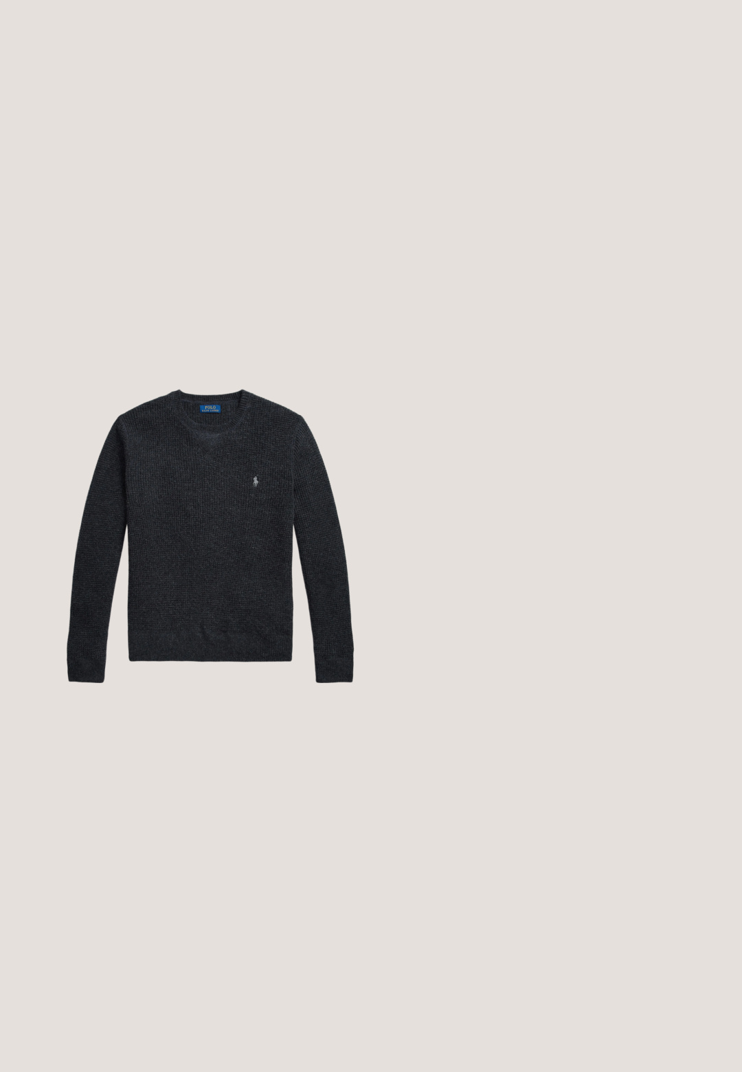 Dunkelgrauer Strickpullover mit Rundhalsausschnitt, texturiertem Stoff und einem gestickten Logo auf der linken Brust. Lange Ärmel und gerippte Bündchen.; Weißes, langärmliges Hemd mit Knopfleiste und Kragen sowie kleinem, gesticktem Logo auf der linken Brust, flach auf einem einfarbigen Hintergrund liegend.; Dunkel indigoblaue Jeans mit geradem Bein, fünf Taschen, Knopf- und Reißverschluss und kontrastierenden orangen Nähten auf einfarbigem Hintergrund.; Dunkelbrauner Leder Chelsea-Stiefel mit elastischem Seitenpaneel und niedrigem Absatz, im Profil vor weißem Hintergrund gezeigt.; Schwarze Tote-Tasche mit oberen Griffen, einem verstellbaren Schultergurt und einem dezenten, bestickten Logo in der vorderen Mitte.; Brauner Ledergürtel mit messingfarbener Schnalle, graviert mit Polo-Logo, flach auf hellem Hintergrund gelegt.