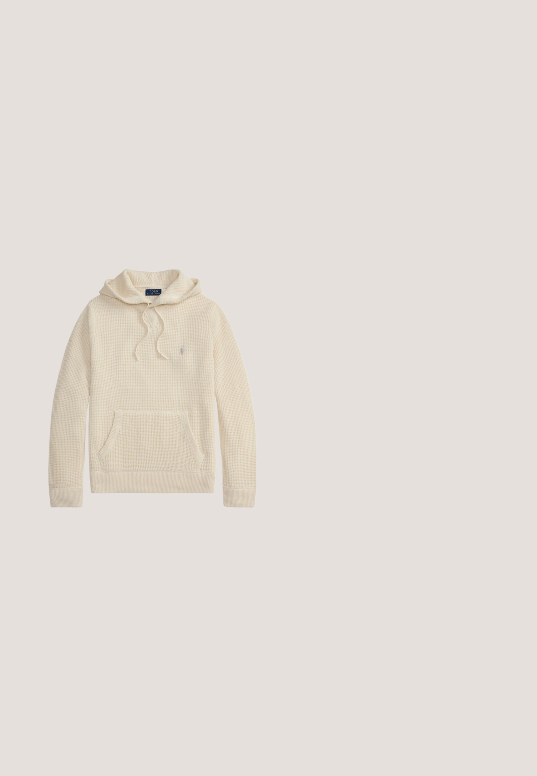 Cremefarbener gestrickter Hoodie mit Fronttasche, Kordelzug an der Kapuze, gerippten Bündchen und Saum sowie einem kleinen aufgestickten Logo auf der Brust.; Kurzärmeliges weiß-blau gestreiftes T-Shirt mit Rundhalsausschnitt und kleiner Brusttasche mit rotem Sticklogo.; Beige Hose mit geradem Bein, Gürtelschlaufen, vorderem Reißverschluss und umgeschlagenen Säumen, vor einem schlichten hellen Hintergrund gezeigt.; Weiße Leder-Sneaker mit glatter Textur, abgerundeter Form, flacher Gummisohle und weißen Schnürsenkeln. Verfügt über ein minimalistisches Design und dezente Markenkennzeichnung.; Rechteckige Sonnenbrille im Schildpatt-Design mit blauen Gläsern und gelben Akzenten an den Bügelspitzen, Marke Polo von Ralph Lauren.; Brauner Ledergürtel mit messingfarbener Schnalle, graviert mit Polo-Logo, flach auf hellem Hintergrund gelegt.