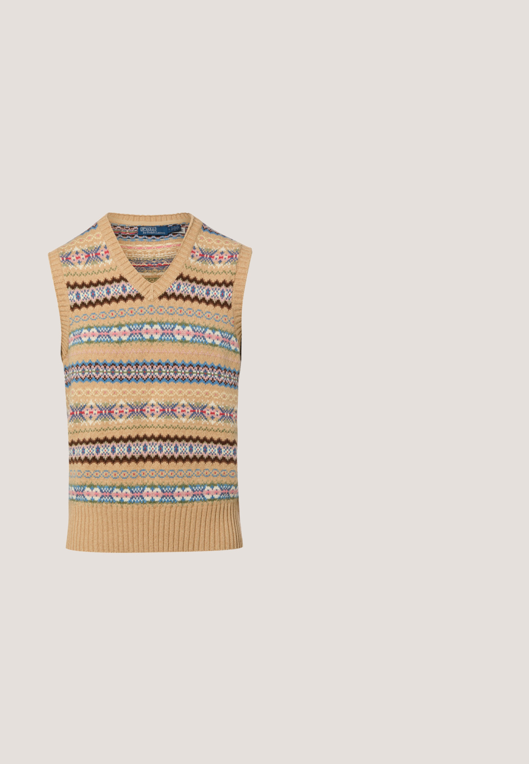 Beige gestrickte ärmellose Pulloverweste mit mehrfarbigen Fair-Isle-Mustern und V-Ausschnitt-Kragen, Polo Ralph Lauren Etikett innen.; Weißes Langarm-Hemd mit Knopfleiste, aus Baumwolle gefertigt. Verfügt über einen klassischen Kragen, reguläre Passform und ein kleines blaues Logo auf der Brust.; Braune Slim-Fit-Cordhose mit Gürtelschlaufen, Knopfverschluss und zwei Seitentaschen, auf weißem Hintergrund gezeigt.; Dunkelbrauner Wildleder-Herrenschuh mit Quasten und niedrigem, gestapeltem Absatz auf schlichtem hellem Hintergrund.; Dunkelgrüne, rechteckige Sonnenbrille mit braun getönten Gläsern und goldenen Verzierungen an den Ecken und den Bügelenden.; Leder-Gürtel in einem satten Braun mit glatter Textur. Verfügt über eine goldfarbene Metallschnalle und ein geprägtes Logodesign. Mehrere Größenlöcher vorhanden.