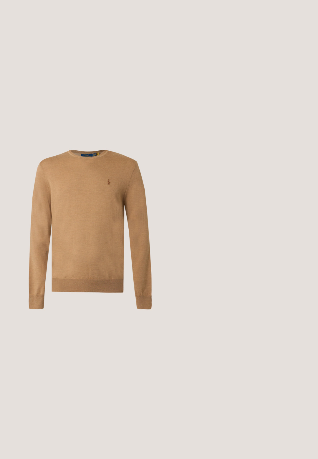 Beiger Pullover mit langen Ärmeln und Rundhalsausschnitt, mit gerippten Bündchen und Saum, mit einem kleinen gestickten Logo auf der linken Brust.; Langärmeliges blaues Denim-Hemd mit Knöpfen, Kragen und kleinem eingesticktem Logo auf der linken Brust.; ONLY ONLWAUW MID WAIST - Jeans Slim Fit - medium blue denim; Weißer Sneaker mit niedrigem Schnitt, brauner Sohle, Schnürung vorne und kleinem goldfarbenem Polo Ralph Lauren Logo an der Seite.; Dunkelbraune Leder-Umhängetasche mit vorderer Schnalle und verstellbarem Schulterriemen, Polo Ralph Lauren-Logo auf dem unteren vorderen Panel.; Brauner Ledergürtel mit silberner Metallschnalle, zusammengerollt, zeigt mehrere Einstelllöcher und ein dezentes geprägtes Logo an der Spitze.