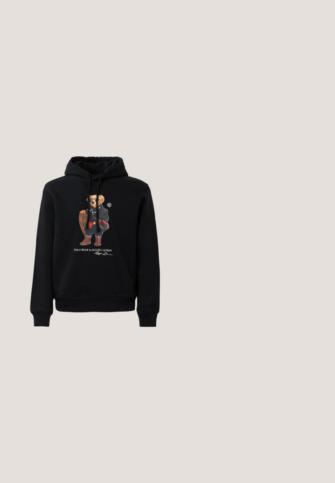 Zwarte hoodie met een beer in een zonnebril, een jas, laarzen, en met een houten racket in de hand, met de tekst "Polo Bear by Ralph Lauren" eronder.; Zwarte katoenen t-shirt met korte mouwen, ronde hals en klein rood geborduurd logo op de linkerborst. Gladde textuur, casual design.; Donkergroene joggingbroek met trekkoord in de taille, zijzakken, omgeslagen enkels en klein wit geborduurd logo op de rechterheup.; Groene sportieve schoenen van een mix van suede en mesh materialen. Voorzien van witte veters, een witte tussenzool en een geprofileerde rubberen loopzool.; Zwarte zonnebril met ronde monturen, donkergrijze glazen en rode accenten op de armen. Voorzien van minimale branding op het scharnier.; Zwarte leren riem met zwarte rechthoekige gesp en reliëflogo op de riemlus, opgerold op een effen lichte achtergrond.