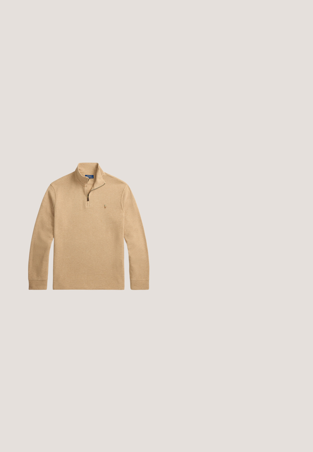 Beiger Pullover mit Viertel-Reißverschluss und langen Ärmeln, kleinem gesticktem Logo auf der linken Brust sowie geripptem Kragen, Bündchen und Saum.; Beige Cordjacke aus Cord mit Kragen, vier Froschverschlüssen, zwei unteren Taschen und einem kleinen gestickten Logo auf der linken Brust.; Cremefarbene gerade geschnittene Hosen mit Gürtelschlaufen und verdecktem vorne liegenden Verschluss auf einfarbigem Hintergrund.; Braune Lederstiefeletten mit runder Zehenpartie, zwei Ösen und einer kontrastierenden dunklen Gummisohle. Mit einem Zugschlaufe an der Rückseite.; Rechteckige Sonnenbrille im Schildpatt-Design mit blauen Gläsern und gelben Akzenten an den Bügelspitzen, Marke Polo von Ralph Lauren.; Brauner Wildleder-Ledergürtel mit goldfarbener Metallschnalle, genähten Kanten und geprägt Logo an der Spitze vor einfachem Hintergrund.