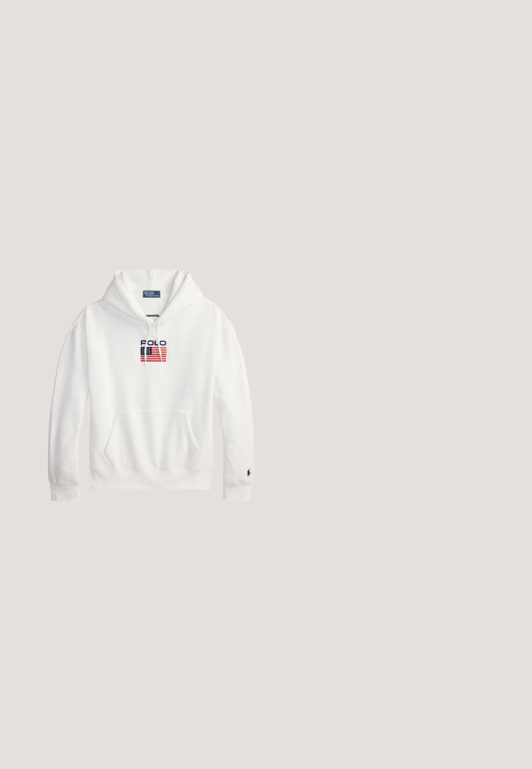 Hvid hættetrøje lavet af bomuld, med en forlompe, snøre i hætten og broderet "Polo" logo med et flagdesign i rød, hvid og blå.; Marineblå ærmeløs polo skjorte i frotté materiale; har en v-hals, ribbet halskant og et hvidt logo med tennisrackets.; Marineblå atletiske shorts i bomuld med elastisk taljebånd, snor og logoaccents på venstre side. Glat tekstur, knælang.; Marine sneaker med en kombination af glat læder og ruskind overdel, hvid gummisål og kontrasterende hvide snørebånd med logoaccent på siden.; Marineblåt silketørklæde med hvide polkaprikker og en rød Polo flag-logo broderet i et hjørne, lagt fladt med et fold.; Sort læderbælte med en spændende i sølvmetal. Har en glat overflade og en tag til størrelsesjustering. Klassisk design uden udsmykninger.