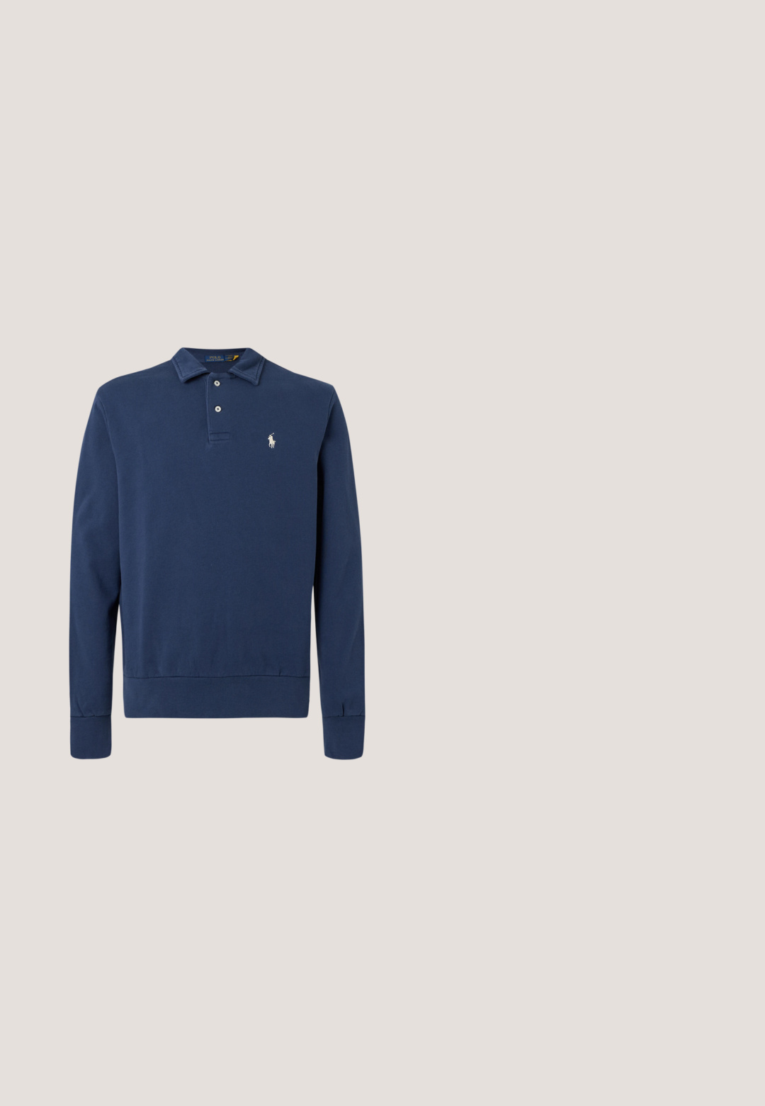 Marineblauw poloshirt met lange mouwen, twee witte knopen en een klein wit geborduurd paardenlogo op de linkerborst.; Marineblauwe mouwloze poloshirt van terrycloth; heeft een v-hals, geribde halslijn en een wit logo met tennisrackets.; Marineblauwe cargoshorts van duurzaam stof, met zijzakken, een knoopsluiting en gestikte details voor textuur.; Marineblauwe en bruine suède sneakers met mesh-details, witte veters en een crèmekleurige tussenzool; voorzien van een logo aan de zijkant en een gestructureerde afwerking.; Zwarte pilotenbril met een metalen montuur, grijze verlopende glazen, zwarte poten met rode accenten en "Polo"-logo op de pootjes.; Kleine zwarte crossbodytas met voorvak met rits, verstelbare band en geborduurd polospelerlogo aan de voorkant.