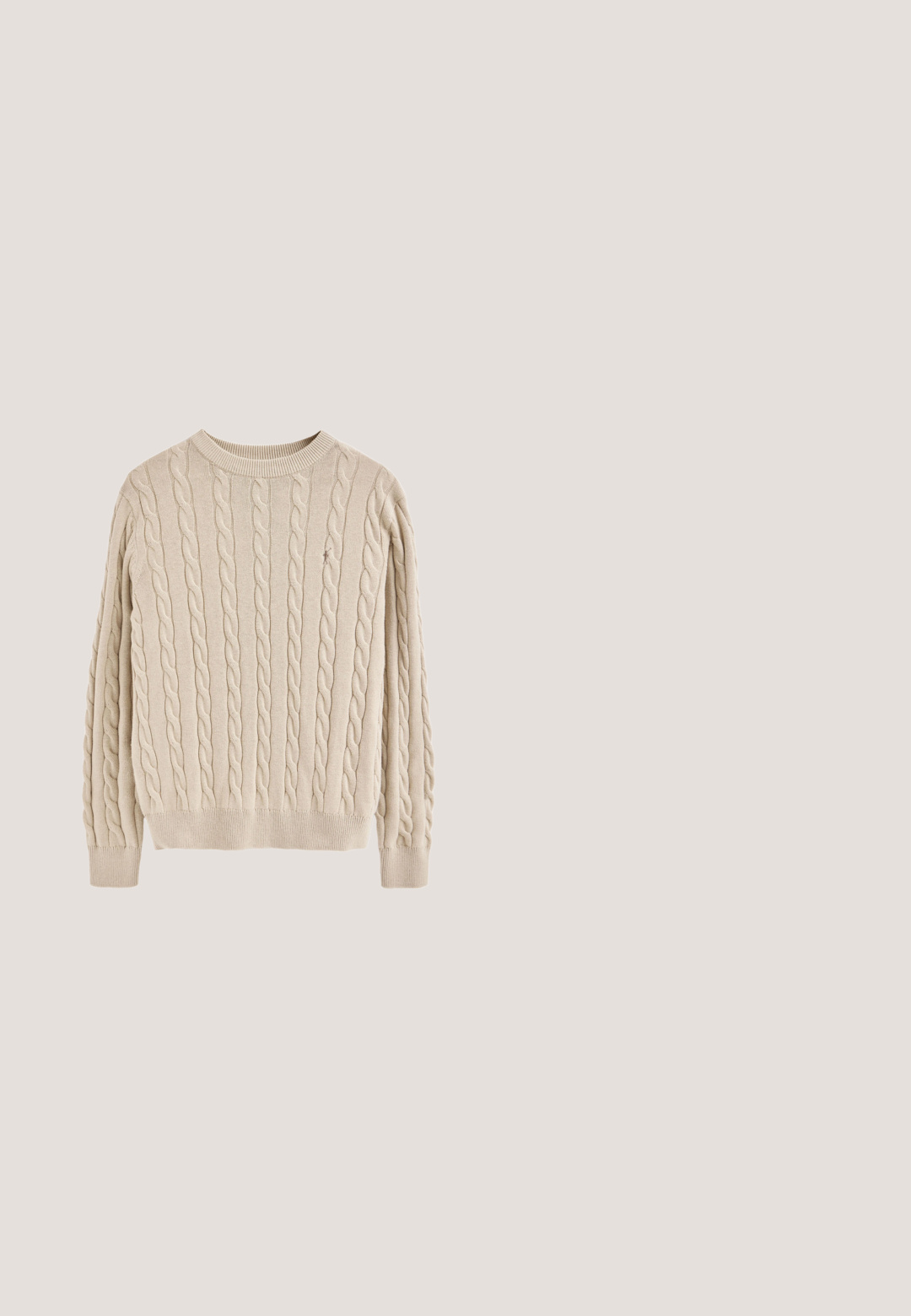 Jersey beige de punto grueso con cuello redondo, mangas largas, puños y bajo acanalados, con patrones texturizados por todo el tejido.; Chaqueta de pana beige con cuello, cuatro cierres tipo rana, dos bolsillos bajos y un pequeño logo bordado en el pecho izquierdo.; Pantalones de algodón beige de pierna recta con bolsillos delanteros, trabillas para cinturón, cierre de botón y cremallera, mostrados extendidos sobre un fondo blanco.; Mocasín de hombre de ante marrón con detalles de costura, una ranura para monedas en la parte superior y suela de goma oscura.; Gafas de sol rectangulares de carey con lentes azules y detalles amarillos en las puntas de las patillas, de la marca Polo de Ralph Lauren.; Cinturón de cuero marrón con textura y hebilla rectangular dorada, con "Polo" grabado en la punta de la hebilla y un pequeño logo en relieve en la presilla.