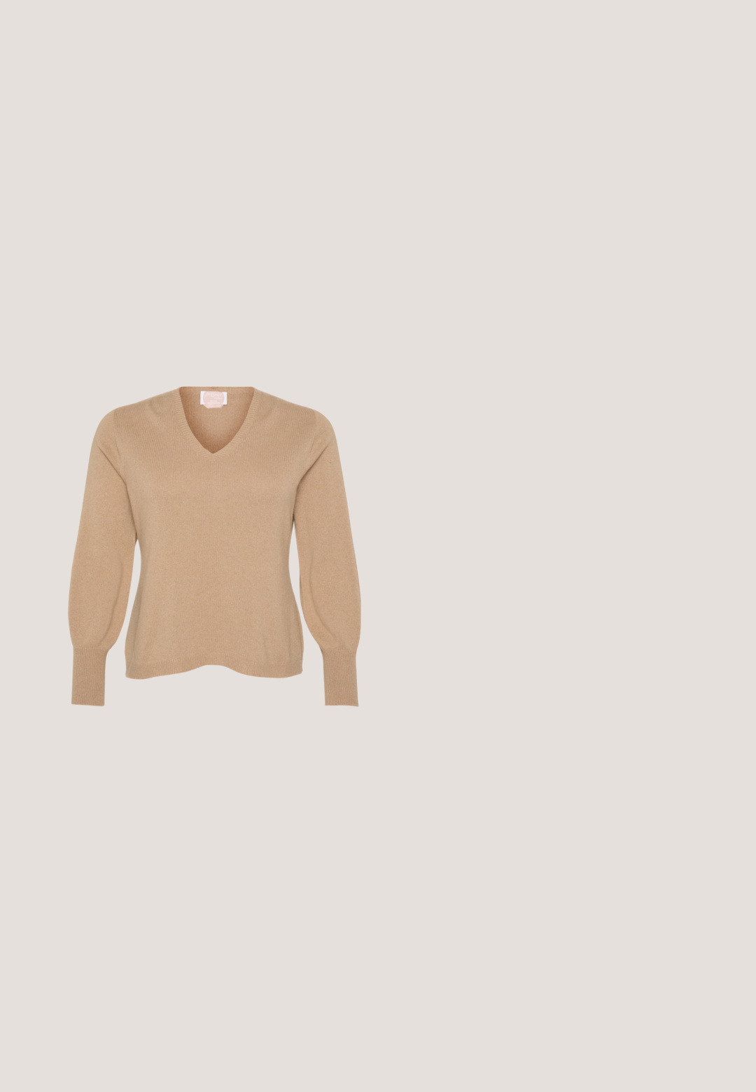 Suéter beige de cuello en V con puños acanalados y mangas largas ligeramente abullonadas. Fabricado con un material suave de textura lisa.; Camisa beige de manga larga hecha de material similar al ante, con cuello de solapa, dos bolsillos delanteros y cierre de botones oscuros.; Vaqueros de mezclilla azul claro con corte recto, que cuentan con un cierre de botón, cinco bolsillos y un ligero desgaste en las rodillas.; Botín de cuero marrón hasta el tobillo con paneles laterales elásticos, suela plataforma negra robusta y tirador. Presenta un acabado suave y una suela de goma con relieve.; Bolso bandolera de cuero marrón con relieve de cocodrilo, con correa ajustable y bolsillo delantero con cierre, sobre un fondo liso.; Tres aretes abiertos de plata con diseños suaves y redondeados sobre un fondo claro y uniforme, dispuestos en un patrón triangular.