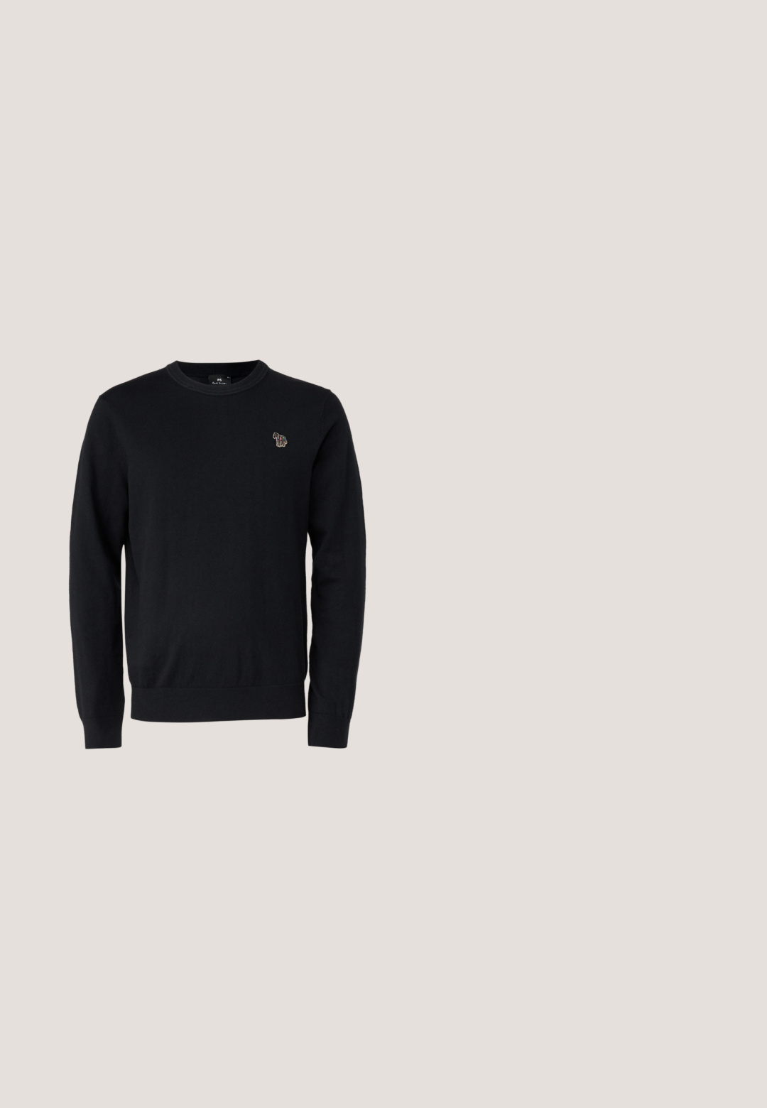 PS Paul Smith CREW NECK - Pullover - black; Chemise en flanelle bleu marine à manches longues, avec un devant bouton, un col pointu et deux poches poitrine, présentant une finition douce et texturée.; Pantalon en coton blanc avec une coupe droite, des poches avant, une fermeture à bouton en métal et des détails de couture subtils le long des coutures.; Baskets noires avec un bout en cuir lisse, une tige en textile, des lacets plats et une semelle en caoutchouc blanche. Design minimaliste avec des détails contrastés.; Sac bandoulière rectangulaire bleu foncé avec sangle réglable, fermeture éclair et motif subtil du logo sur le panneau avant.; Ceinture en cuir bleu marine avec boucle rectangulaire argentée et logo de la marque embossé sur la sangle, enroulée sur un fond blanc uni.