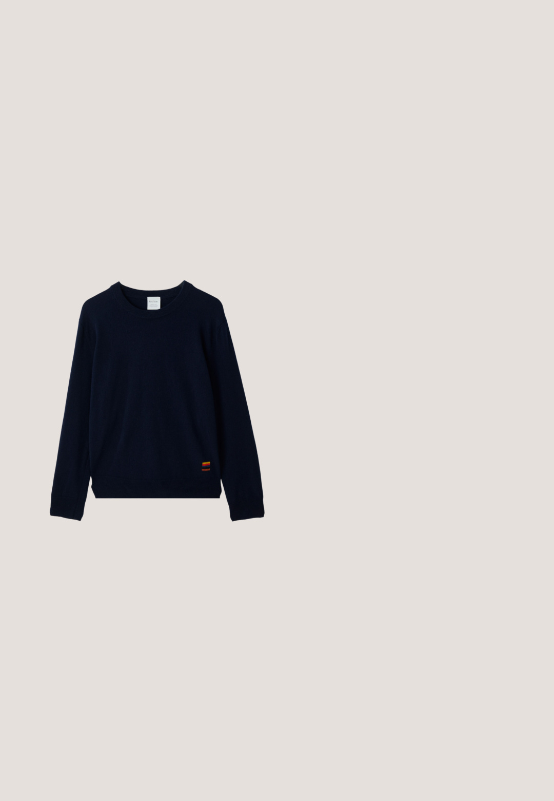 Pull à col ras du cou à manches longues bleu marine avec des poignets et un ourlet côtelés, présentant un petit patch à rayures multicolores près du bas.; Chemise à boutons rayée en vert, blanc et gris. Présente des manches longues, un col classique et une coupe ample. Réalisée en tissu léger.; Jeans à jambes larges en denim foncé, dotés d'une taille haute, d'une fermeture à double bouton et de surpiqûres contrastées le long des coutures.; Mocassin en cuir marron avec petit talon bloc, bout moc cousu et bride sur le dessus, sur fond blanc uni.; DRAGON DIFFUSION ROSANNA - Sac à main - forest; Boucles d'oreilles en or avec un design élégant et arrondi. Présentent un centre creux et une surface brillante, complétant les styles modernes.
