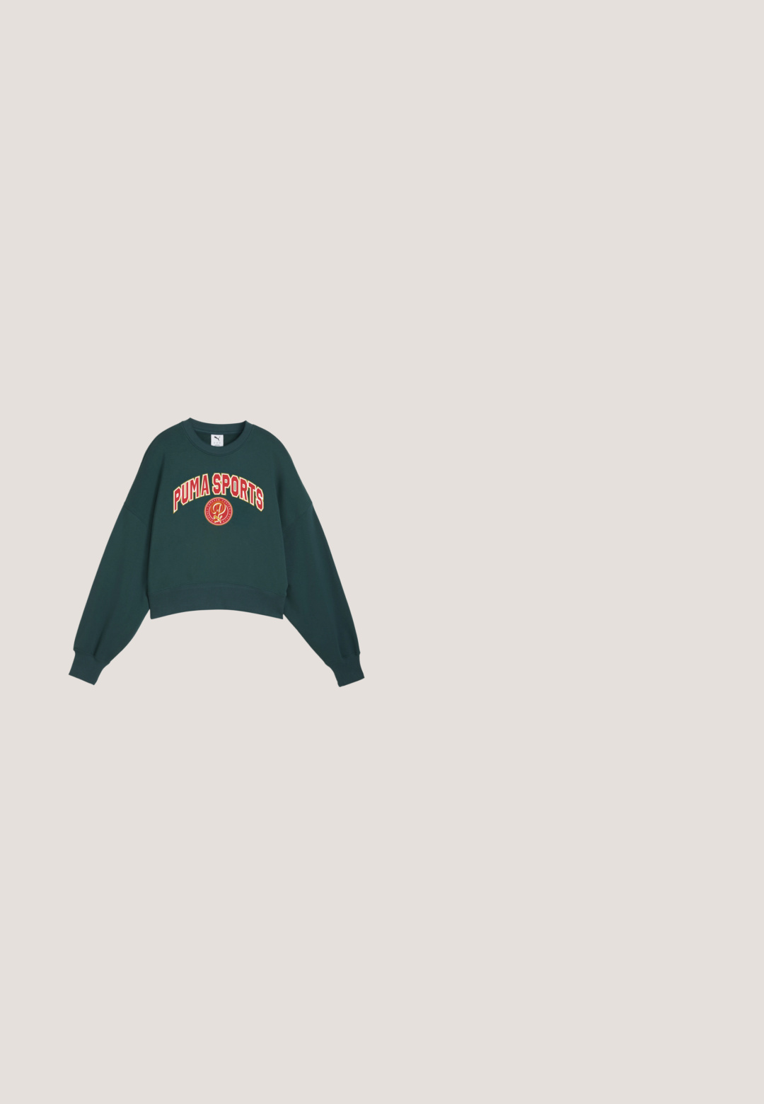 Donkergroen cropped sweatshirt met oversized mouwen, met een opvallende "PUMA SPORTS" grafische opdruk in rood en geel over de borst.; Witte T-shirt met korte mouwen en ronde hals, met een klein roze Puma-logo op de linkerborst.; Donker teal sweatpants met een elastische tailleband, taps toelopende pijpen en een witte PUMA-logo. Gemaakt van zachte, gestructureerde stof.; Witte Puma platform sneaker met zwarte streep en gouden logo, zwevend boven een betonnen bankje in een buitenomgeving.; Tote bag met zwart-grijze luipaardprint, zwarte schouderriemen, voorvak met rits en een klein gouden Puma-logo aan de voorkant.; Oorringen met onregelmatige vorm in goudkleurige toon, met een glad en gepolijst oppervlak en een vlinderrugsluiting, weergegeven vanuit zij- en voorkanten.
