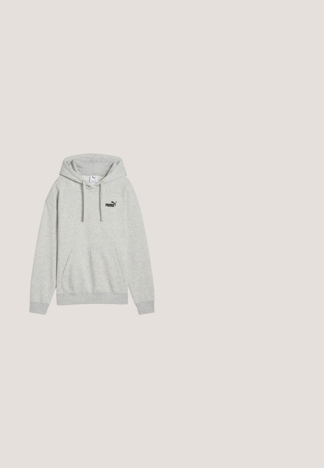 Grå fleece hoodie med en front kangaroo-lomme, snøre i hætten og sort Puma-logo på brystet. Blød tekstur, afslappet pasform.; Sort tætsiddende tanktop lavet af bomuld, med rund udskæring og et hvidt Jordan-logo syet på fronten i midten. Glat tekstur.; Sorte bukser med vide ben, elastisk talje, lodrette hvide striber, sidelivlommer og et lille logo på låret.; Brun ruskind Puma-sko med hvid stribe og logo, snørefront og udskåret hæl, set fra siden på hvid baggrund.; Rød lakeret mini håndtaske med hvide accenter, rund form, dobbelte håndtag, aftagelig skulderrem og fremtrædende PUMA-logo.; Øreringe i sølvfarvet metal med en glat, poleret finish. De har en sikker lukning for nem påsætning og måler cirka 7,5 cm i diameter.