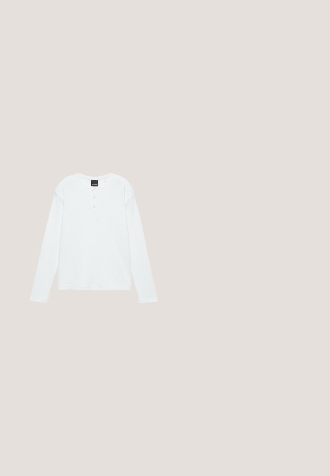 T-shirt henley blanc manches longues avec trois boutons au niveau de l'encolure, texture côtelée et une étiquette noire à l'intérieur du col.; Veste en denim bleu clair avec manches longues, fermeture par boutons, trois poches avant et col pointu.; Jean denim bleu clair à coupe droite, fermeture avant par bouton et zip, passants de ceinture et poches avant standard.; Botte Chelsea en cuir marron avec panneau latéral élastique, coutures marron, languettes de tirage, et une semelle en caoutchouc durable avec un motif texturé.; Mouchoir carré bleu clair avec des motifs cachemire et floraux bleu foncé au centre et sur la bordure, marqué "BOGGI" dans un coin.; Ceinture en cuir marron avec une boucle en métal brossé, elle présente une texture lisse et un design classique. La sangle s'amincit vers l'extrémité.