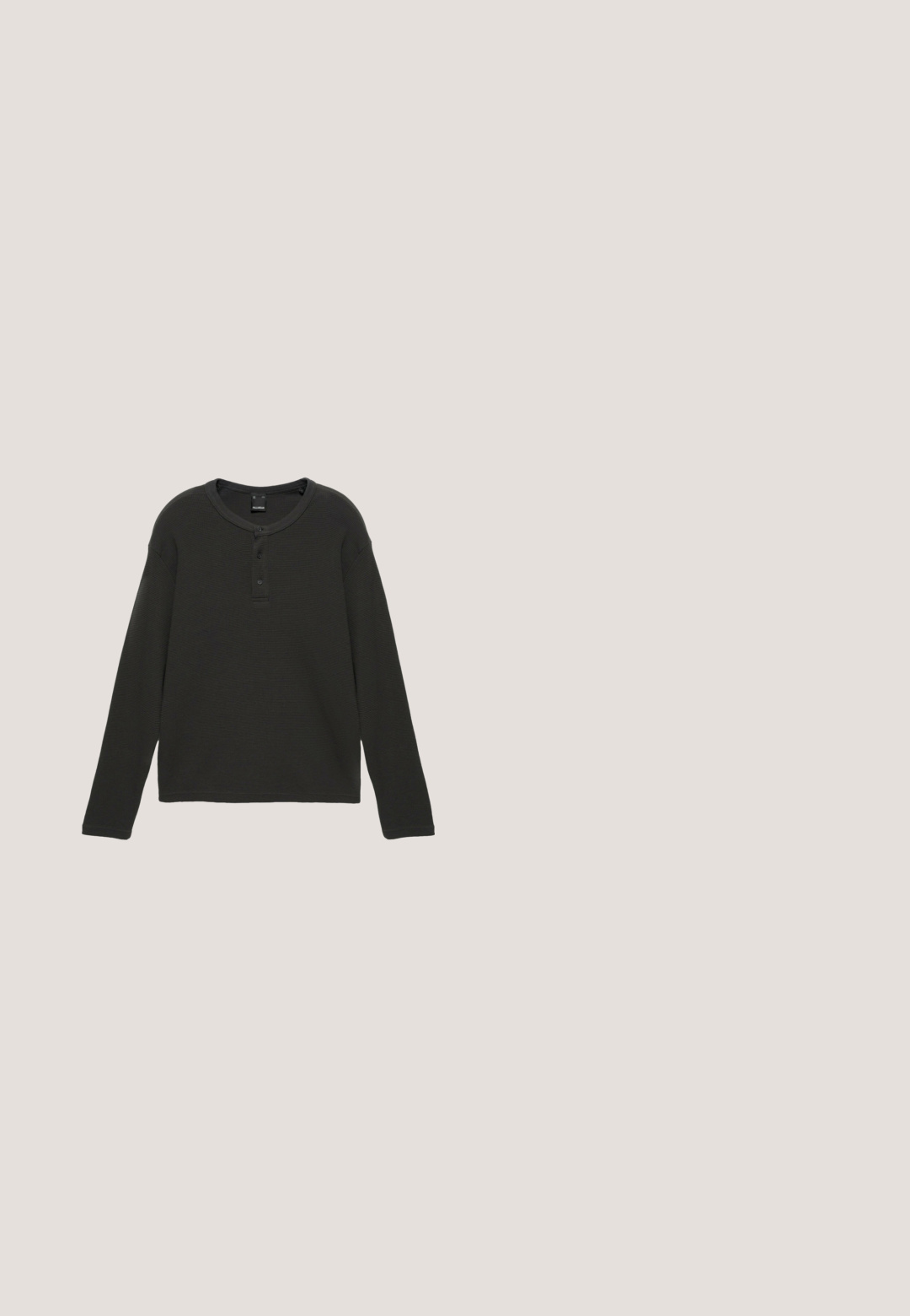 Chemise en maille gaufrée gris foncé à manches longues, col rond et patte de boutonnage à trois boutons sur le devant, posée à plat sur un fond blanc.; Veste verte olive en coton épais, avec un col pointu, des boutons à l'avant et deux grandes poches plaquées. Comprend un petit patch avec un logo.; Pantalons en coton noirs avec une coupe droite, dotés d'une fermeture à bouton et d'une taille classique. Texture lisse, sans motifs ni accents.; Bottine en cuir marron avec semelle beige sur un tapis beige texturé à côté d'une table ronde en bois avec des livres empilés.; Sac messager en tissu vert avec des accents en cuir marron, un rabat à l'avant, une bandoulière réglable et une fermeture à glissière sur le dessus. Caractéristiques en métal doré.; Ceinture en cuir marron avec une finition texturée, dotée d'une boucle en métal argenté et d'une seule bande d'accent chevauchante cousue sur le côté.