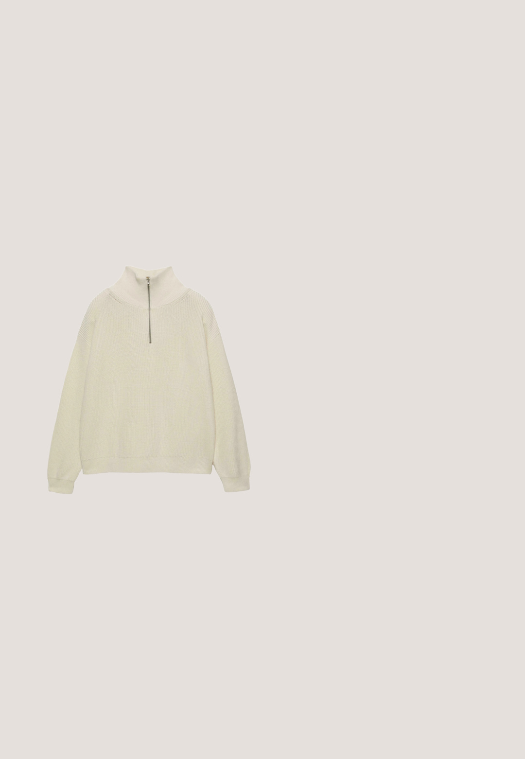 Cremefarvet strikket sweater med høj krave og halvdels lynlås. Har ribbet tekstur og sænkede skuldre for en afslappet pasform.; Lys grå sherpa jakke med knaplukning, to brystlommer og klassisk krave. Blød tekstur og afslappet pasform.; Hvide løstsiddende bukser med elastik i taljen og bindebånd foran, fremstillet af letvægtsstof, vist forfra på en hvid baggrund.; Brune ankelstøvler med gummibelagt nederste sektion og tekstureret ruskindsoverdel. Vristsole for trækkraft, rund tå og stikninger.; Brune tonede solbriller med en oktagonal design, tynd metalramme i grå og klare plasttempler. Har justerbare næsepuder.; Brun tekstureret læder crossbody taske med forlommel med lynlås, sølv lynlåse og en sort justerbar rem, mærket med Guess-logo.