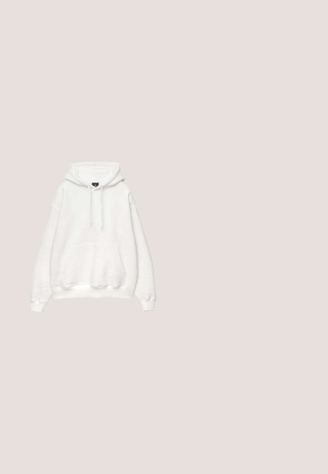 Weißer Hoodie aus weichem Baumwollgemisch. Verfügt über eine Kordelzugkapuze, eine frontale Kängurutasche und gerippte Bündchen sowie Saum. Einfaches, minimalistisches Design.; Hellblaue ärmellose Jeansweste mit vorderer Knopfleiste, zwei aufgesetzten Brusttaschen mit Klappen und Knöpfen sowie spitzem Kragen.; Schwarze Denim-Hosen im Weitbein-Design mit gelben Nähten, fünf Taschen und einem mittelhohen Bund. Texturiertes Material mit glatter Oberfläche.; Weiße Sneakers aus glattem Leder mit einer texturierten, beigen Fersenapplikation, runden Schnürsenkeln, einem flachen Design und einer Gummisohle.; Rechteckige schwarze Sonnenbrille mit dunklen Gläsern. Schmale, flache Bügel mit einem goldenen Akzent. Glatter Kunststoffrahmen mit matter Oberfläche.; Schwarze rechteckige Umhängetasche mit vorderer Klappe und verstellbarem Riemen, auf weißem Hintergrund präsentiert.