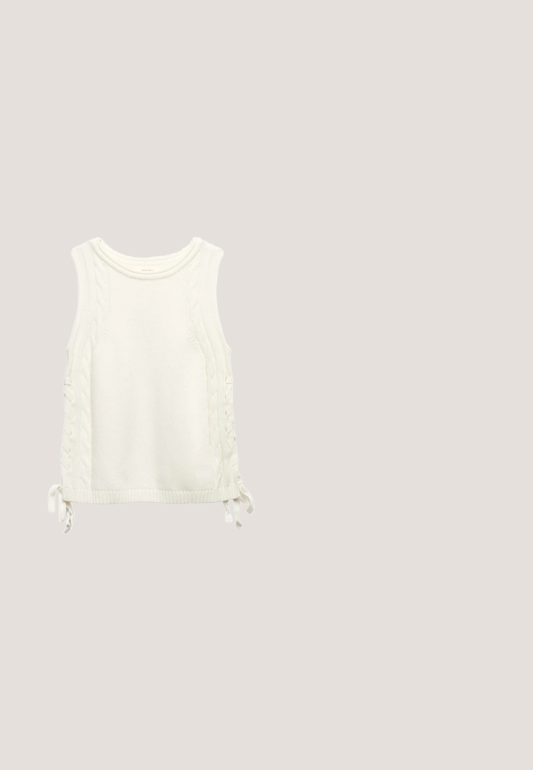 Ærmeløs hvid strikket sweatervest med flettede sidetaljer og bindebånd i bunden på hver side, rund halsudskæring, fladt på hvid baggrund.; Ærmeløs vest med knapper i beige og lysebrune vandrette striber, to forlommer og et lille logopatch på den højre lomme.; Marks & Spencer PURE FRONT BERMUDA - Shorts - beige; Brun ruskind slip-on sandal med krydsede stropper og en tyk, mønstret platåsål i beige og brune nuancer.; Rektangulære solbriller med skildpadde-mønster, tykke stel og mørkebrune linser, vinklet let for at vise siden og fronten.; Kremhåndtaske med snoet håndtag, præget blomsterrelief, duske og sølvfarvet mærkelogo foran.