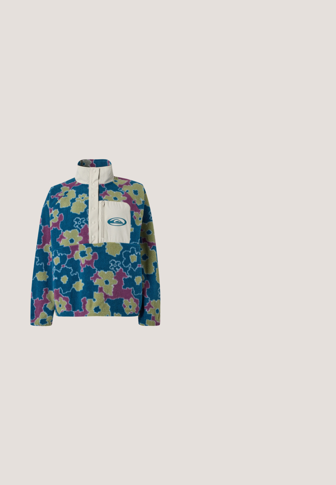 Langärmeliger Fleece-Pullover mit blau-grün-lila floralem Muster, beigem Stehkragen und beiger Brusttasche mit Reißverschluss und Logo.; Weißes T-Shirt mit kurzen Ärmeln und retro Blockschrift mit dem Schriftzug "BILLABONG MAMIWATA SURF AFRICA" in Orange, Grün und Pink.; Grüne Cord-Hosen mit weitem Bein und strukturierter Oberfläche, fünf Taschen und Metallknopfverschluss. Vertikale Streifen betonen den Stoff.; Grüne Sneaker aus Mesh und Wildleder mit einem weißen Akzent, cremefarbenen Schnürsenkeln und einer durchsichtigen orangefarbenen Gummisohle.; Türkisfarbene, halbmondförmige Schultertasche mit verstellbarem Riemen, Kordelzug-Detail und dezentem, eingeprägtem "ck"-Logo in der Mitte vorne.; Silberohrringe mit einem kreisförmigen Design und einem grünen Edelstein in der Mitte, mit glatter Textur und poliertem Finish.