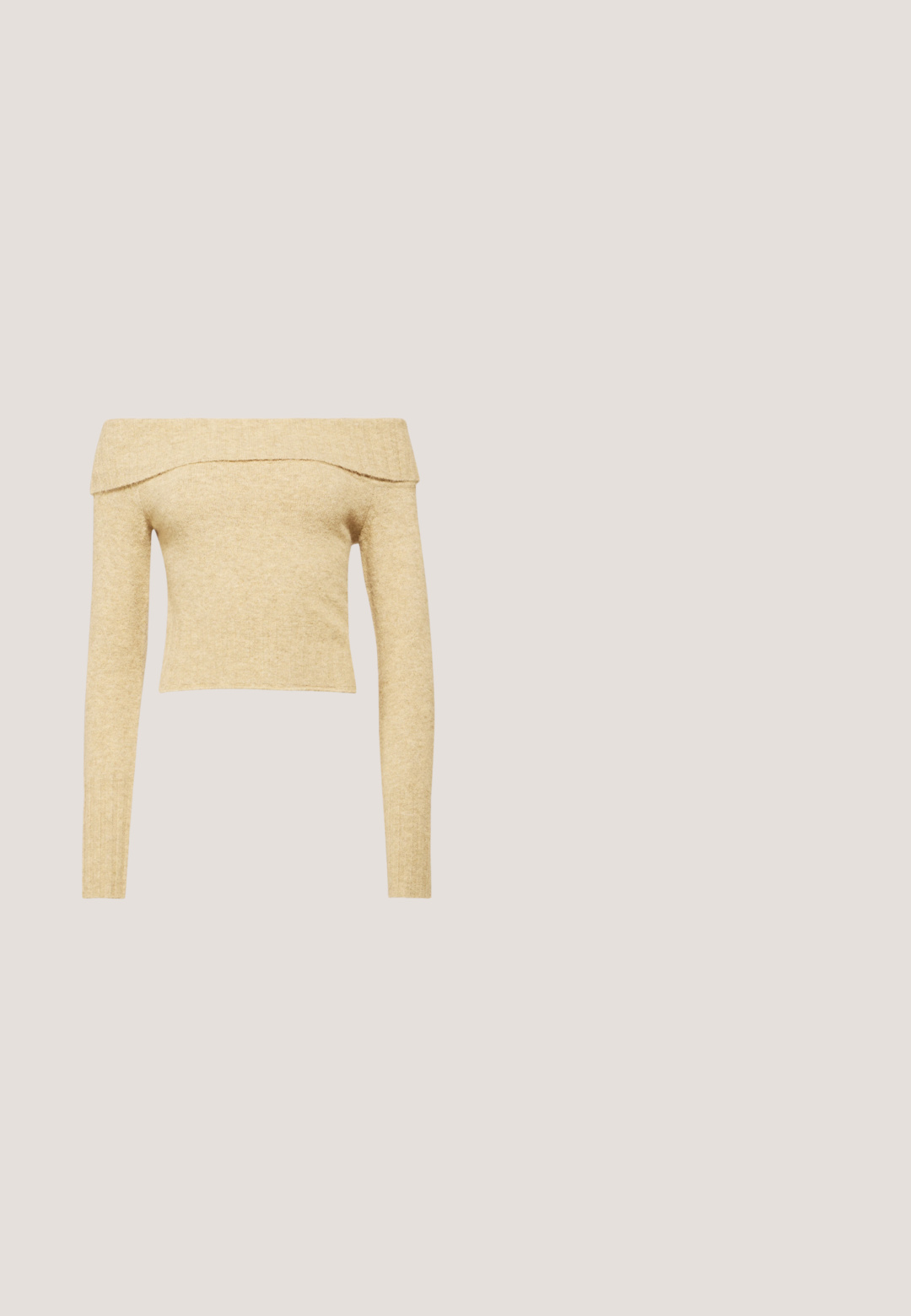 Off-the-shoulder, langærmet top i lys beige strikket stof med ribbet halsudskæring. Kort længde med blød tekstur.; Denimbluse, blå, V-hals med pufærmer, knaplukning foran, rynkedetaljer ved brystet, glat tekstur, buet kant.; Sort knælang nederdel lavet af glat stof, med et tætsiddende design, diskret talje og uden synlige lukninger eller lommer.; Høj sort læderstøvle med lav hæl, rundet tå, sidespænde og træktab på glat skaft mod hvid baggrund.; Sorte læder crossbody taske med flaplukning, guldfarvede Hardware, justerbar rem og tekstureret overflade. Kompakt rektangulær form.; Sort læderbælte med en glat overflade, oval sølvmetalspænde og flere justeringshuller langs stroppen. Flad, minimalistisk design.