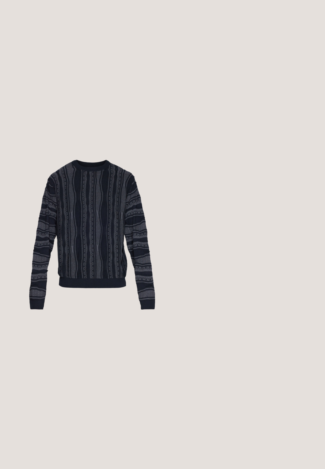Redefined Rebel TETON REGULAR FIT - Svetrík - black grey; Béžová košeľa z kordovanej látky s dlhými rukávmi, dvoma náprsnými vreckami a zapínaním na gombíky vpredu. Má klasický golier a textúrované vertikálne rebrovanie.; Čierne nohavice z hladkej tkaniny s rovnými nohavicami, prednými vreckami, jedným gombíkom na zapínanie a bez viditeľných vzorov.; Čierna športová obuv s textúrovaným zvrškom, perforovanými akcentmi, šnúrkami a viditeľnou vzduchovou jednotkou v päte. Gumová podrážka pre lepšiu trakciu.; Čierna messenger taška s klopou, textúrovaným predným vreckom, nastaviteľným ramenným popruhom a minimalistickým dizajnom na jednofarebnom pozadí.; Náramok zo striebornej kovovej retiazky s prekladanými obdĺžnikovými a oválnymi spojmi, nastaviteľná spona s malým okrúhlym príveskom na bielom pozadí.
