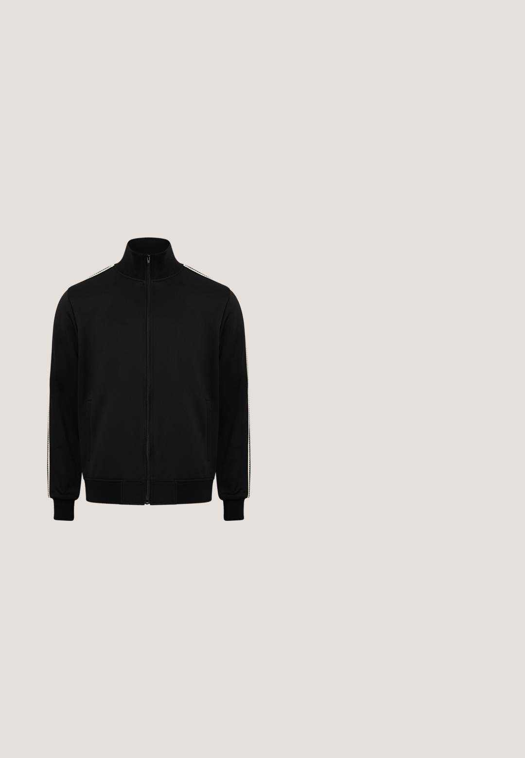 Schwarze Trainingsjacke mit Reißverschluss aus glattem Stoff, mit hohem Kragen, Seitentaschen und weißen Streifenakzenten auf den Schultern.; Schwarzes ärmelloses geripptes Tanktop mit weißem "MAISON KITSUNÉ PARIS"-Logo mittig auf der Brust, runder Ausschnitt.; Schmal geschnittene schwarze Jeans mit fünf Taschen und einem Knopf- und Reißverschluss, vor einem schlichten weißen Hintergrund präsentiert.; Schwarzer Low-Top-Sneaker mit weißer Sohle und grauem Fersenlaschen, Seitenansicht vor einem weißen Hintergrund.; Schwarze Sonnenbrille mit runder Form, mattem Finish und dunklen Gläsern. Besitzt filigrane Details im oberen Rahmen und goldene Markenkennzeichnung an der Seite.; Schwarze texturierte Leder-Kulturbeutel mit vorderer Reißverschlusstasche, Seitenhenkel und dezentem Markenlogo auf schlichtem weißem Hintergrund.