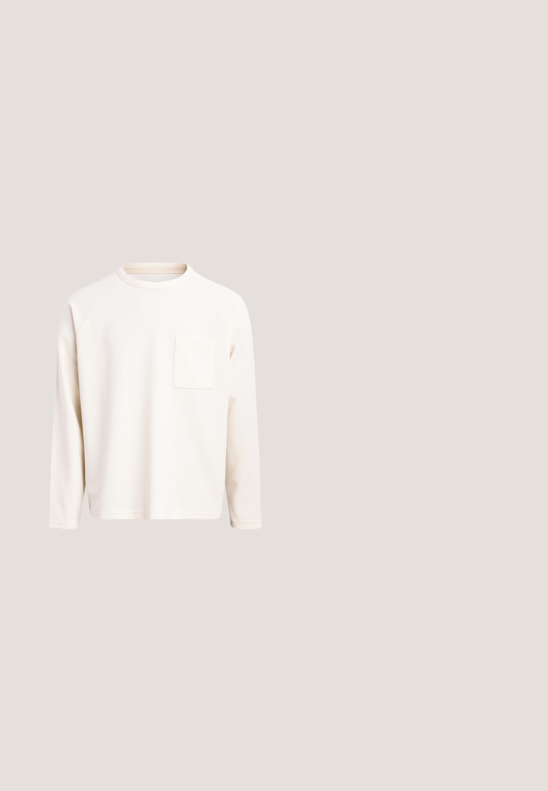 Chemise à manches longues de couleur crème avec un col rond et une petite poche poitrine, présentée sur un fond blanc uni.; Veste en polaire blanc cassé avec fermeture à boutons, deux poches poitrine et un col de chemise. Elle présente une surface texturée et des poignets arrondis.; Pantalon de jogging beige avec taille élastique, cordon de serrage, poches latérales et poignets élastiques aux chevilles.; Baskets blanches en matière synthétique lisse, avec des lacets plats, une pointe perforée et une semelle en caoutchouc dotée d'un motif de grip texturé.; Lunettes de soleil rectangulaires noires avec des verres teintés ambre et de petits accents métalliques en forme de diamant sur les coins avant de la monture.; Sac bandoulière rectangulaire noir avec bandoulière réglable et poche zippée à l'avant sur fond blanc.