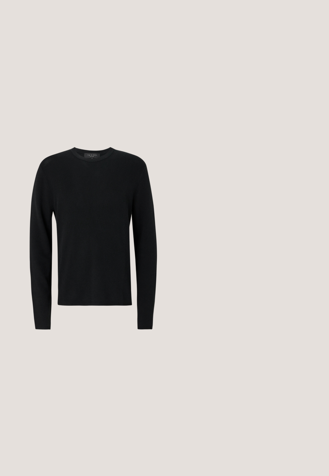 Sort bomulds sweater med lange ærmer, ribbet tekstur, rund hals og tætsiddende ærmer. Enkel design uden mønstre eller detaljer.; Lyserød langærmet skjorte lavet af glat stof, med spidse kraver, knaplukning og en let buet kant.; Sorte bukser lavet af glat stof, med lige snit, bæltestropper, lynlåsgylpter og sidelommer for funktionalitet.; Sorte læderloafers med moccasin-design, der har en dekorativ bånd og syningsdetaljer på overdelen. Lav blokhæl.; Mørkebrun textured læder crossbody taske med justerbar rem og lille dekorativ blå accent på siden.; Sort læderbælte med glat tekstur, spænde i sølvmetal og et rent, enkelt design. Har huller til justerbar pasform.