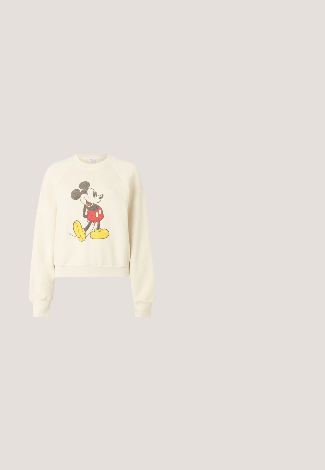 Krémovofarebná mikina s vintage grafikou Mickeyho Mousa v červených šortkách a žltých topánkach na prednej strane.; Hnedá košeľa s dlhým rukávom na gombíky s golierom, zdobená svetlými vzormi slnka, morskej hviezdy a srdca.; Džínsy s širokými nohavicami v tmavomodrom denimovom prevedení. Majú predné zapínanie na gombík a zips, dve predné vrecká a dve zadné vrecká. Hladká textúra bez vzorov.; Biele semišové tenisky s ružovými detailmi, ktoré majú tri pruhy a zlaté logo. Štruktúrovaný vrchný kryt a hnedá gumová podrážka. Klasický dizajn.; Obdĺžnikové slnečné okuliare s priehľadnými ružovými rámami a hnedými sklami, položené na bielom povrchu.; Mäkká látková ramenná taška s červenobielym kockovaným vzorom, uzlom na rukoväti a trojuholníkovým tvarom na jednoduchom pozadí.