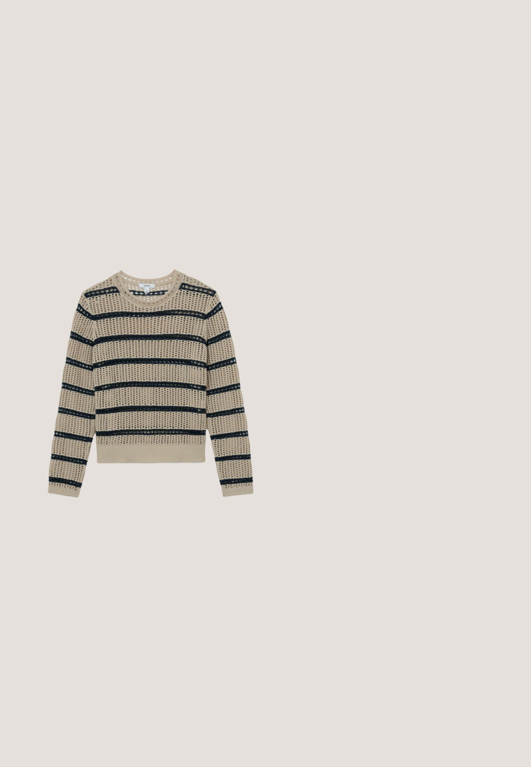 Beiger Strickpullover mit schwarzen horizontalen Streifen und offenem Häkelmuster, langen Ärmeln, Rundhalsausschnitt sowie geripptem Saum und Bündchen.; Hellblaue Jeans-Crop-Top mit dünnen Trägern, lockerer Passform und Kordelzugsaum. Verfügt über kontrastierende Nähte an den Kanten.; Beige, weit geschnittene Hose aus weichem Stoff mit einem gerafften elastischen Bund und einer vorderen Knopfschließe. Glatte Textur mit Falten.; Flache Riemchensandalen aus einem weichen beigen Material, mit einem offenen Zehendesign, glatter Textur und minimalistischem Schnitt sowie einer hellbraunen Sohle.; Schildpattbrille mit quadratischem Rahmen, ausgestattet mit klaren Gläsern und einem strukturierten Muster. Die Bügel haben ein dünnes, elegantes Design.; Beuteltasche aus cremefarbenem Stoff mit vertikaler, gesteppt wirkender Struktur, Reißverschluss und kleinem runden Metalllogo in der unteren rechten Ecke.