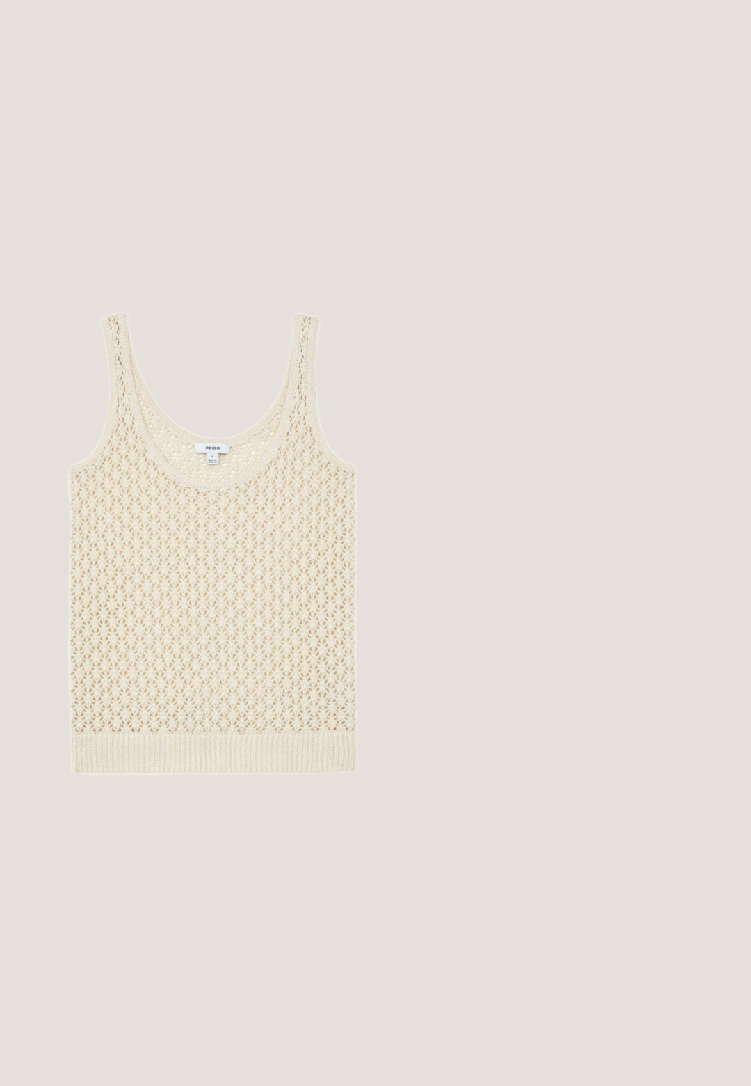 Mouwloos gebreid topje in crèmekleur met een kanten, opengewerkt patroon en geribde zoom, maat small van Reiss.; Beige overhemd met korte mouwen, knopen, een spitse kraag en een losse pasvorm.; Lichtblauwe denimshorts met vijf zakken, een ritssluiting en een knoopsluiting. De zoom is rafelig en heeft een ontspannen pasvorm.; Bruine leren slide sandaal met gekruiste banden, platte zool en een gladde textuur. Eenvoudig ontwerp zonder versieringen of patronen.; Ronde zonnenbril met schildpadmotief, bruine verloopglazen en dunne pootjes, geplaatst op een wit oppervlak.; Gevlochten stro draagtasje met bruine leren handvatten en een gestikt leren logo van een paardrijdende polospeler in het midden.