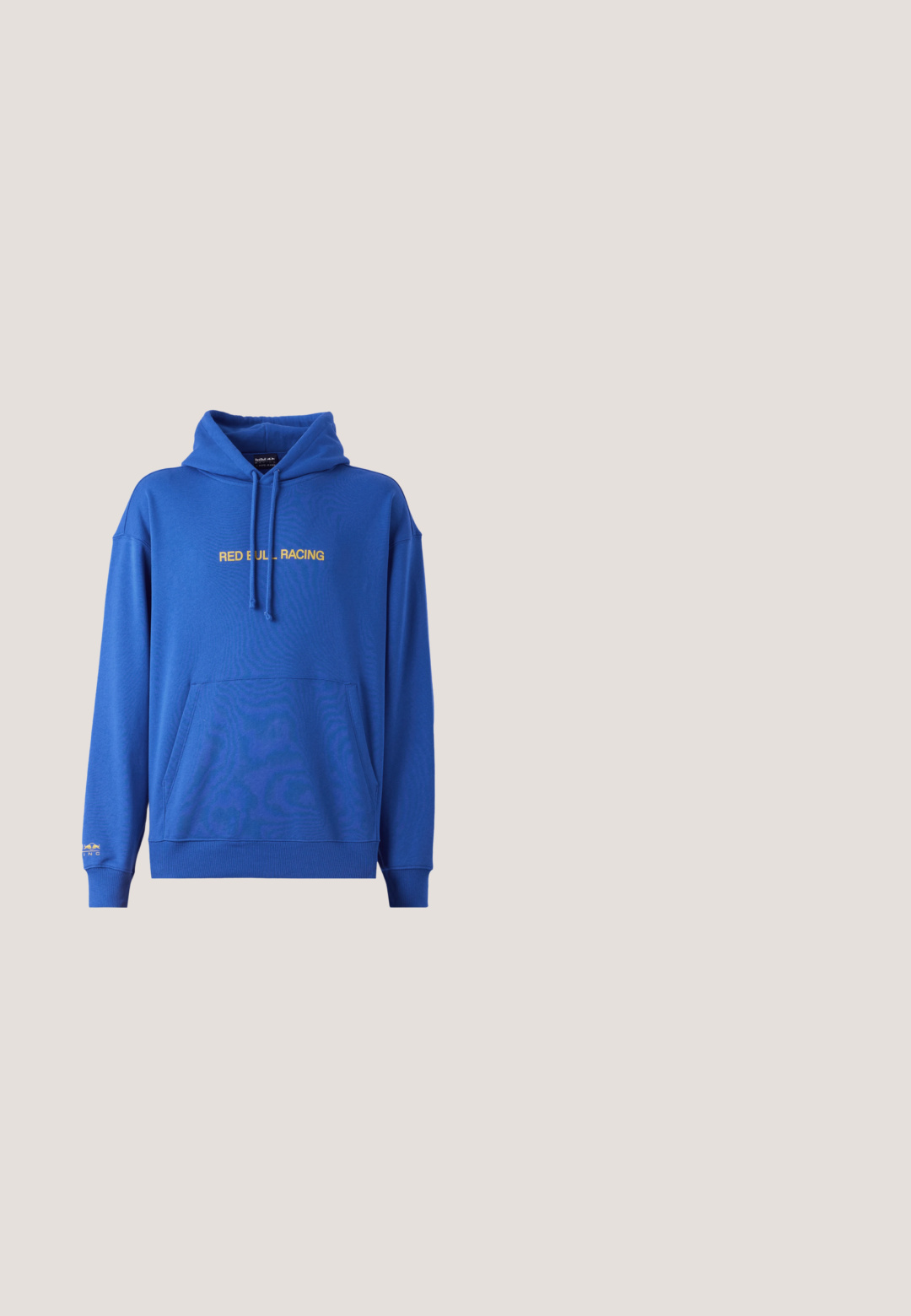 Blå hoodie med en frontkangaroo lomme, justerbar snorhætte og "RED BULL RACING" tekst i gul henover brystet. Blødt stof.; Lyseblå bomulds-t-shirt med et multicoloreret "WEEKEND OFFENDER" grafik trykt hen over brystet i fede, legende skrifttyper.; Lyseblå bomulds sweatpants med elastisk liv. Har broderet "Colucci" logo på venstre side og lige ben design.; Hvide lædersneakers med en glat finish, rund tå, flade snørebånd og en struktureret sål. Grå ruskindsdetalje ved hælen.; Sorte rektangulære solbriller med mørke linser. Plastisk stel med højglans finish, der har en bred næsebro og let tilspidsede arme.; Sort stoftaske med flad form, prydet med fed hvid tekst. Lynlåsen er placeret øverst, med en løkke detalje på den ene side.