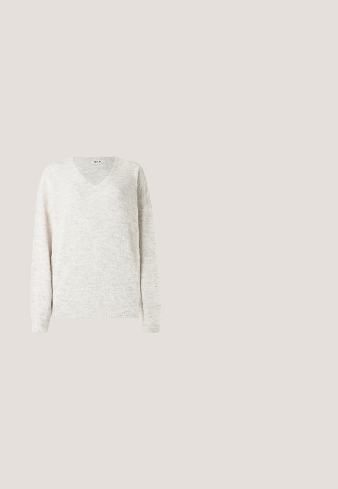 V-Ausschnitt Strickpullover in hellem Beige mit weichem, strukturiertem Finish. Mit langen Ärmeln sowie gerippten Bündchen und Saum für eine taillierte Passform.; Cord-Ripphemd in Dunkelgrün. Verfügt über einen Kragen, eine vordere Knopfleiste und zwei Brusttaschen. Vertikale Rippenstruktur.; Grüne Baumwollhosen mit geradem Bein-Design, ausgestattet mit Vorderaschen, einem Knopfverschluss und einem klaren, strukturierten Stofffinish.; Turnschuhe mit einer Mischung aus lila Nylon und braunem Wildleder, ergänzt durch einen cremefarbenen Akzent und eine strukturierte Gummisohle. Abgerundete Zehenform.; Braune Cord-Schultertasche mit verstellbarem Träger, Reißverschluss und seitlichen Kordelzügen auf weißem Hintergrund.; Drei Lagen Halsketten mit Perlen, goldfarbenen Metallakzenten und Blattanhängern in verschiedenen Ausführungen, auf hellem Hintergrund arrangiert.