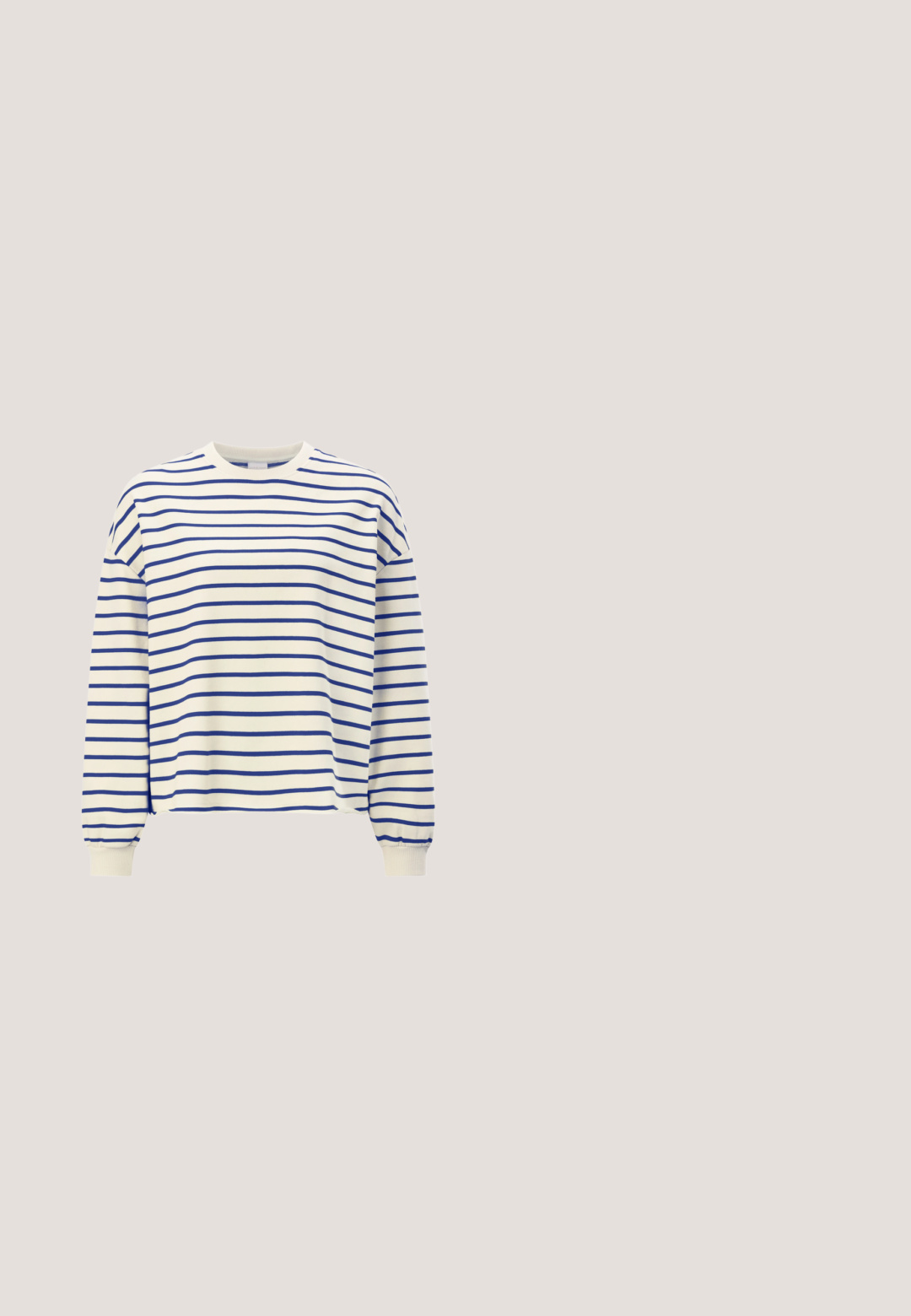 Weißes Langarmshirt mit marineblauen horizontalen Streifen, geripptem Rundhalsausschnitt und Bündchen sowie einer lockeren Passform.; Dunkelbraune, locker sitzende, kurz geschnittene Jacke mit weiten Ärmeln, offenem Vorderteil, zwei Seitentaschen und verstellbarem Kordelzug am Saum.; Helle blaue Schlagjeans aus Denim, mit fünf Taschen, kontrastierenden Nähten und einem Knopfverschluss an der Taille.; Brauner Wildleder-Sneaker mit weißen Schnürsenkeln und korallenfarbenen Wildleder-Akzenten an Ferse und Seitenlogo vor weißem Hintergrund.; Braune Ledertasche mit einem einzelnen Schulterriemen und einem kleinen befestigten Anhänger mit geprägtem Markenlogo.; Halskette in Goldton mit einer feinen, strukturierten Kette und einem runden, flachen Anhänger. Der Verschluss ist standardmäßig und befindet sich auf der Rückseite.