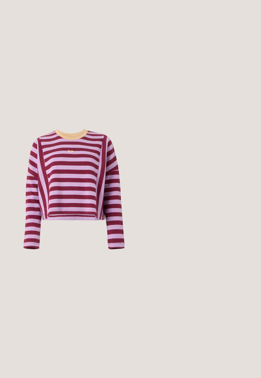 Pull court à manches longues avec des rayures horizontales bordeaux et violet clair, et un col rond beige.; T-shirt en coton blanc à manches courtes et col rond. Présente un petit logo rouge Levi's sur la partie gauche de la poitrine.; Jeans larges noirs en denim avec taille haute, dotés de deux poches avant et d'une fermeture à boutons. Design épuré, détails minimes.; Baskets blanches avec trois bandes turquoise, semelle gomme et lacets, vues de côté sur fond blanc.; Sac à main en simili cuir bordeaux avec une forme arrondie, deux longues poignées et une finition texturée. Dispose de pieds en métal protecteurs au fond.; Boucles d'oreilles en argent avec un design lisse et arrondi et une finition brillante. Dotées d'une fermeture à charnière simple pour un enfilage facile.