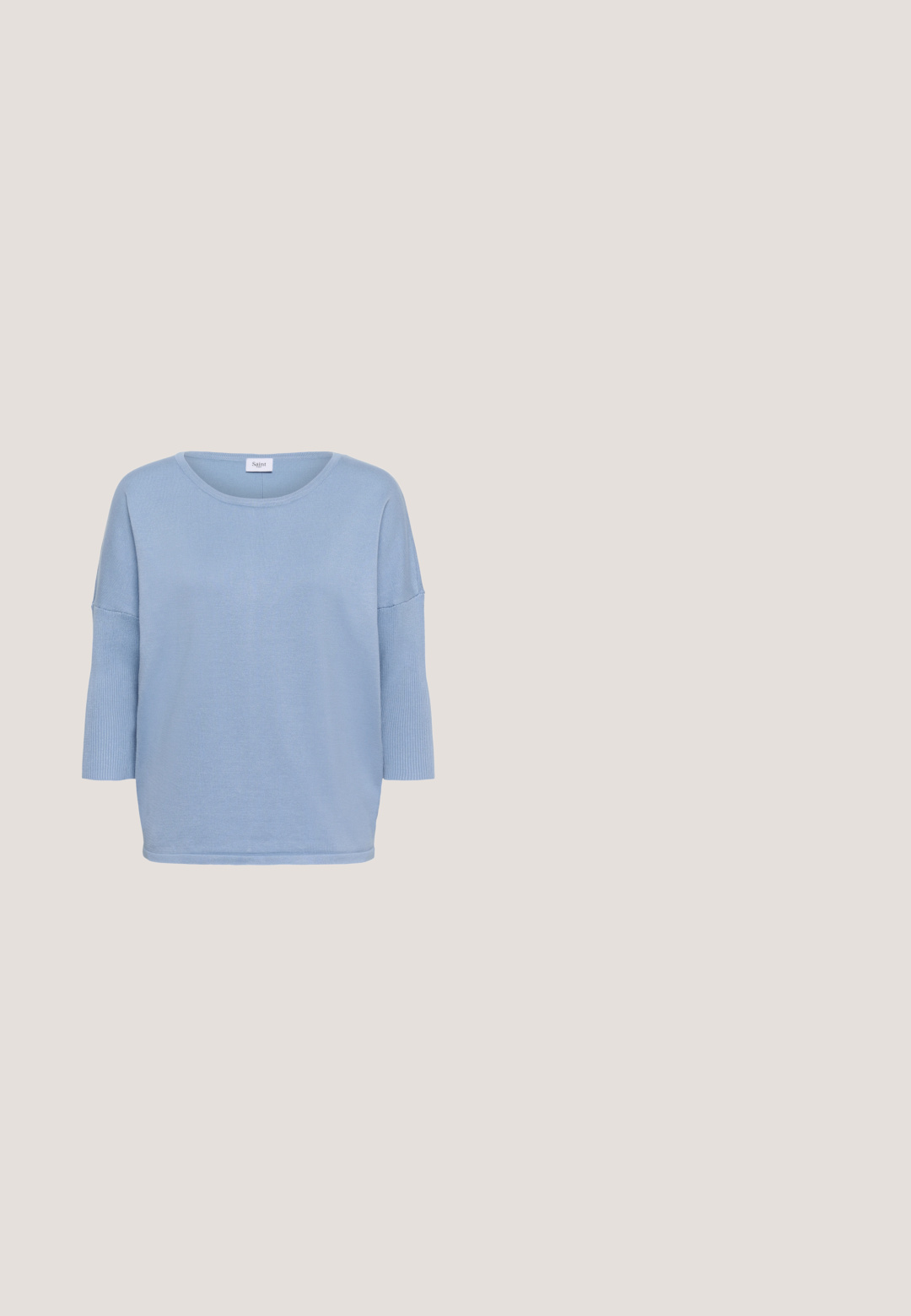 Lichtblauwe trui met een ronde hals, driekwart mouwen en een losse pasvorm. Gemaakt van zachte gebreide stof met een gladde textuur.; Lichtblauw denim overhemd met zilveren pailletten, lange mouwen, kraag, twee borstzakken en drukknoopsluiting. Gladde textuur en gedetailleerde versieringen.; Navyblauwe wijde broek gemaakt van zacht materiaal, met een gladde textuur, twee frontplooien en knoopaccenten aan de zoom.; Lichtblauwe sneaker met witte veters, witte hielstrook, twee witte gestreepte accenten en een dikke, getextureerde beige zool.; Lichtblauwe leren handtas met twee zijvakken, een bovenhandvat, afneembare schouderriem en een klein hangend label aan de voorkant.; Lucardi Oorbellen - gold-coloured