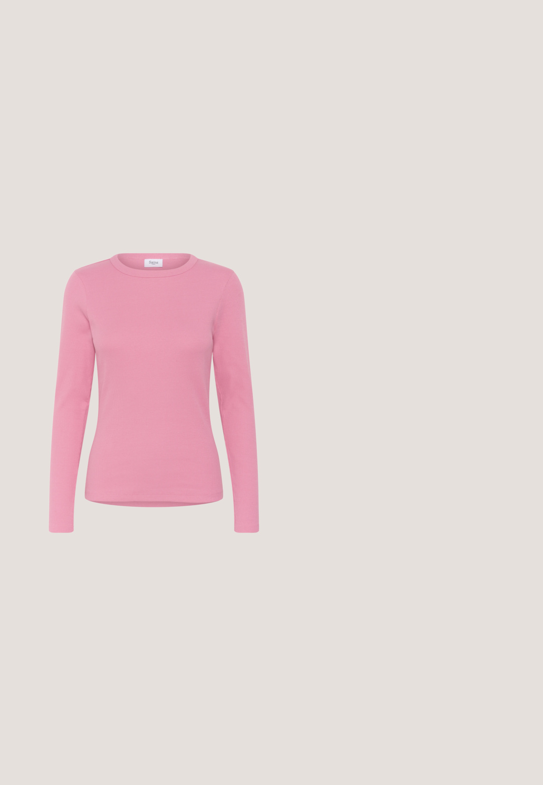 Chemise à manches longues en tissu côtelé, de couleur rose pâle, avec un col rond et une coupe ajustée. Aucun motif ou accent visible.; Veste en velours côtelé rose avec des manches longues, deux poches poitrine et des boutons marron. Elle comporte un col classique et un tissu texturé à côtes.; Shorts roses avec des rayures marron horizontales, taille élastique et détail noué à l'avant.; Baskets profil bas roses avec des accents en daim bordeaux, fermeture à lacets et semelle en caoutchouc marron clair, vues de côté.; Petit sac d'épaule en tissu rose avec deux poches avant chacune sécurisée par un rabat et un anneau métallique, ainsi qu'une fermeture éclair sur le dessus.; Collier délicat avec des perles roses translucides et de plus grosses pierres précieuses roses en forme de goutte espacées le long du fil sur fond blanc.