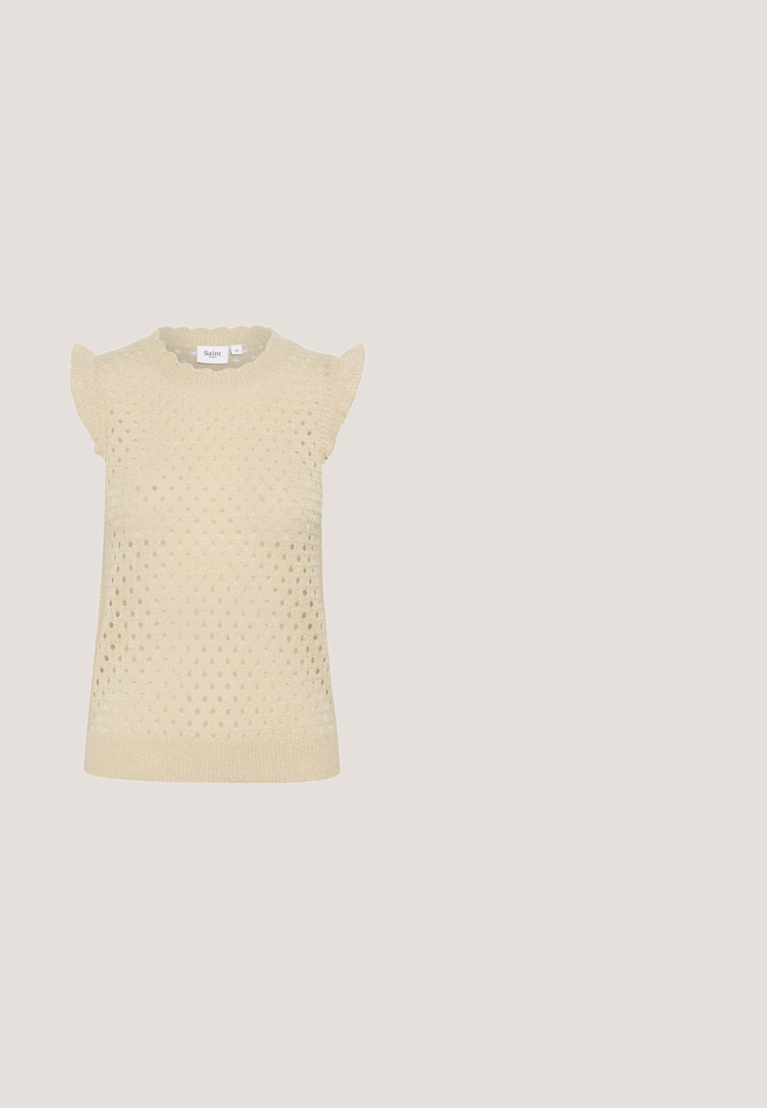 Lyse beige strikket top med et struktureret, åbent vævmønster, korte flæseærmer og en ribbet halsudskæring og kant.; Beige bomuldsjakke med krave, fire lommer og trekvartærmer. Simpelt design uden mønstre eller ekstra hardware.; Beige linnedraperet nederdel med en snørredetalje på venstre side, lige snit og lynlås i ryggen. Glat, tekstureret stof.; Hvid sneaker med beige og brune accenter, lavet af ruskind og læder, rundet tå, snørelukning og tekstureret gummisål.; Beige fletlæder håndtaske med kort håndtag og aftagelig lang rem, der har lynlåslukning og et lille prægget firkantet logo på forsiden.; Justerbar beige snorarmbånd med en lille guldfarvet firkløver ved midten og guldfarvede perler ved enderne.