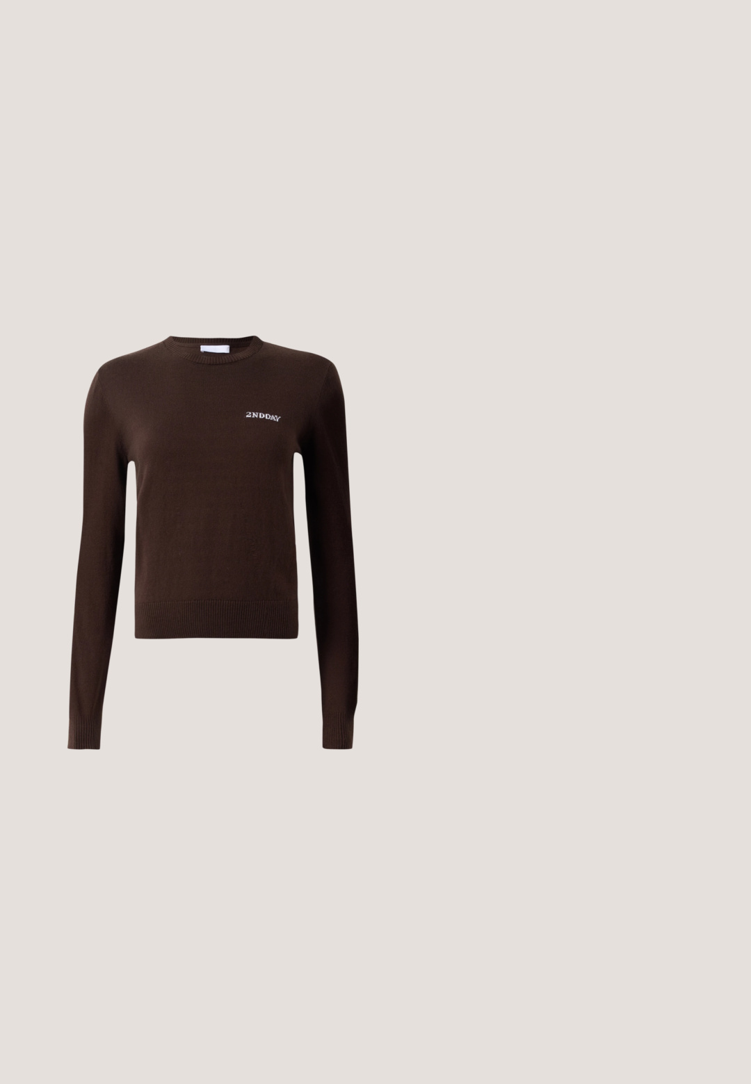 Brun strikket sweater med lange ærmer og rund hals. Har et lille, hvidt broderet "2NDDAY" logo på brystet. Ribbet kant og manchetter.; Brun fløjlsskjorte med krave, frontknapper og lange ærmer. Har et struktureret stof og en let oversized pasform.; Højttaljede sorte jeans med vide ben, fem lommer og knaplukning, vist på en ensfarvet lys grå baggrund.; Burgundyrød patenteret lædersko med spids tå og en dekorativ rem over vristen. Har en lav sort hæl.; Lille blank mørkebrun læder skuldertaske med justerbar rem, top håndtag og gyldent lynlås lukning.; Guldtonede metaløreringe med et bøjet, langstrakt design. Overfladen er glat og poleret med en minimalistisk stil.