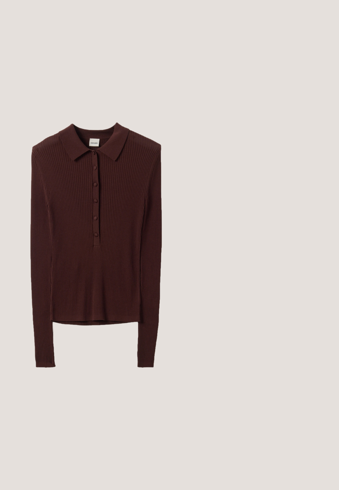 Top de punto oscuro marrón con mangas largas, canalé, cuello y cinco botones en la parte delantera, corte ajustado, estilo casual.; Top sin mangas de color marrón oscuro con cuello halter y profundo escote en V, con tres grandes botones redondos en la parte delantera, diseño de cintura ajustada.; Pantalones marrones de pierna ancha confeccionados en una tela suave; presentan pliegues frontales y una cinturilla estándar. Diseño minimalista sin cierre visible.; Zapato de tacón de gatito en ante marrón con puntera puntiaguda, tacón bajo curvo y suela lisa, mostrado de perfil sobre fondo blanco.; Gafas de sol de carey marrón con una forma de marco ondulante distintiva y lentes oscuros. Presentan un detalle en tono dorado en la patilla.; Bolso tote de ante marrón oscuro con asas anchas, detalle de cordón con acentos dorados y diseño de apertura superior.