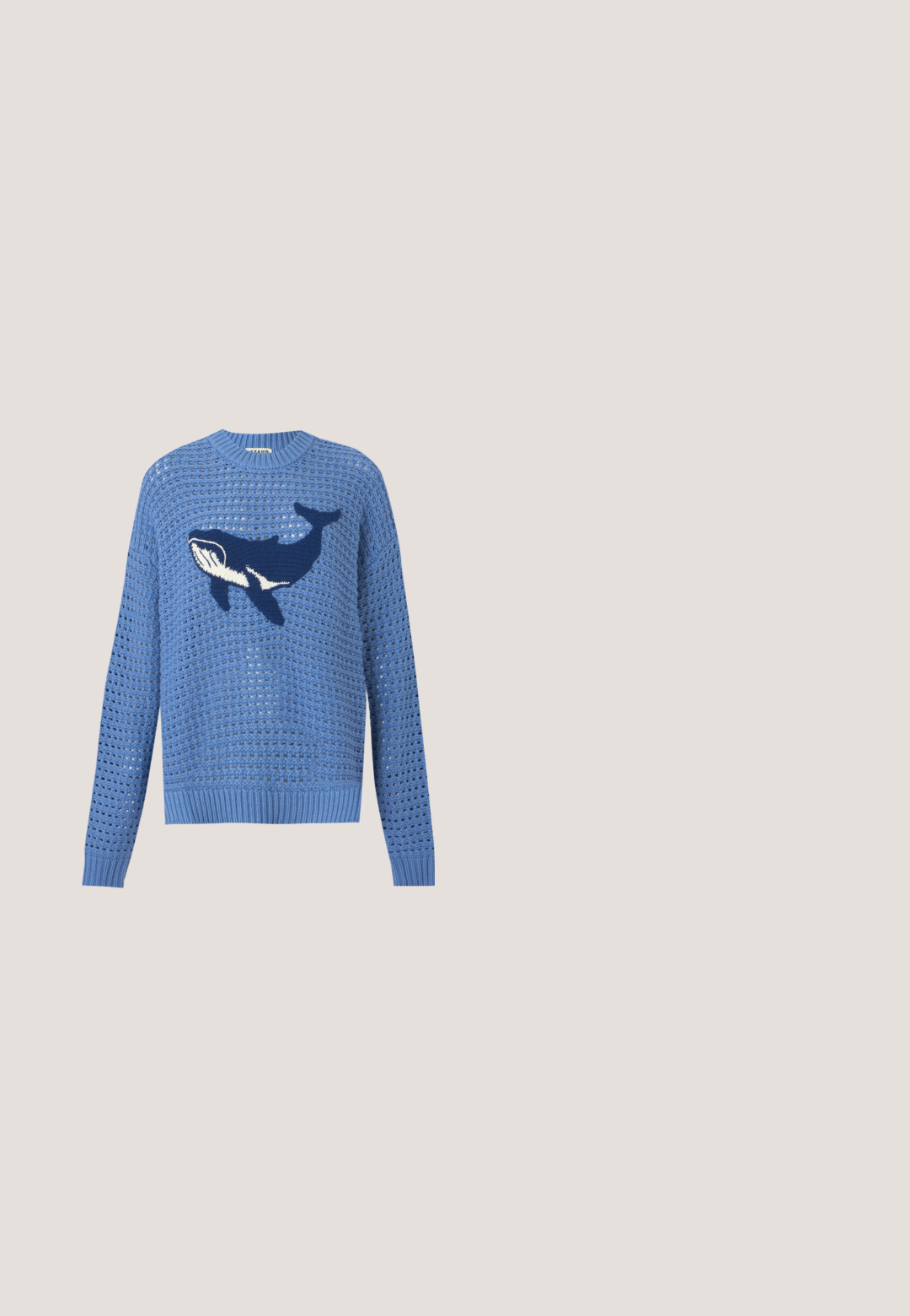 Blå åbenstrikket sweater med lange ærmer og et mørkeblå og hvidt motiv af en hval på midten foran.; Iro TOSCA - Skjortebluser - light blue; Denim shorts i lys blå med en frynset kant. Har klassisk fem-lomme design, knaplukning og let slid på stoffet.; Lyseblå ruskindsneakers med en tyk hvid sål, der har hvide snørebånd og et minimalistisk design. Diskret branding på siden.; Blå og hvid leopardmønstret shoppertaske med hvide håndtag og et centralt mærke med teksten "lala Berlin" mod en ensfarvet baggrund.; Blå smaragdeører med rektangulære sten i varierende nuancer, sat i sølv, med et lineært design og polerede overflader.